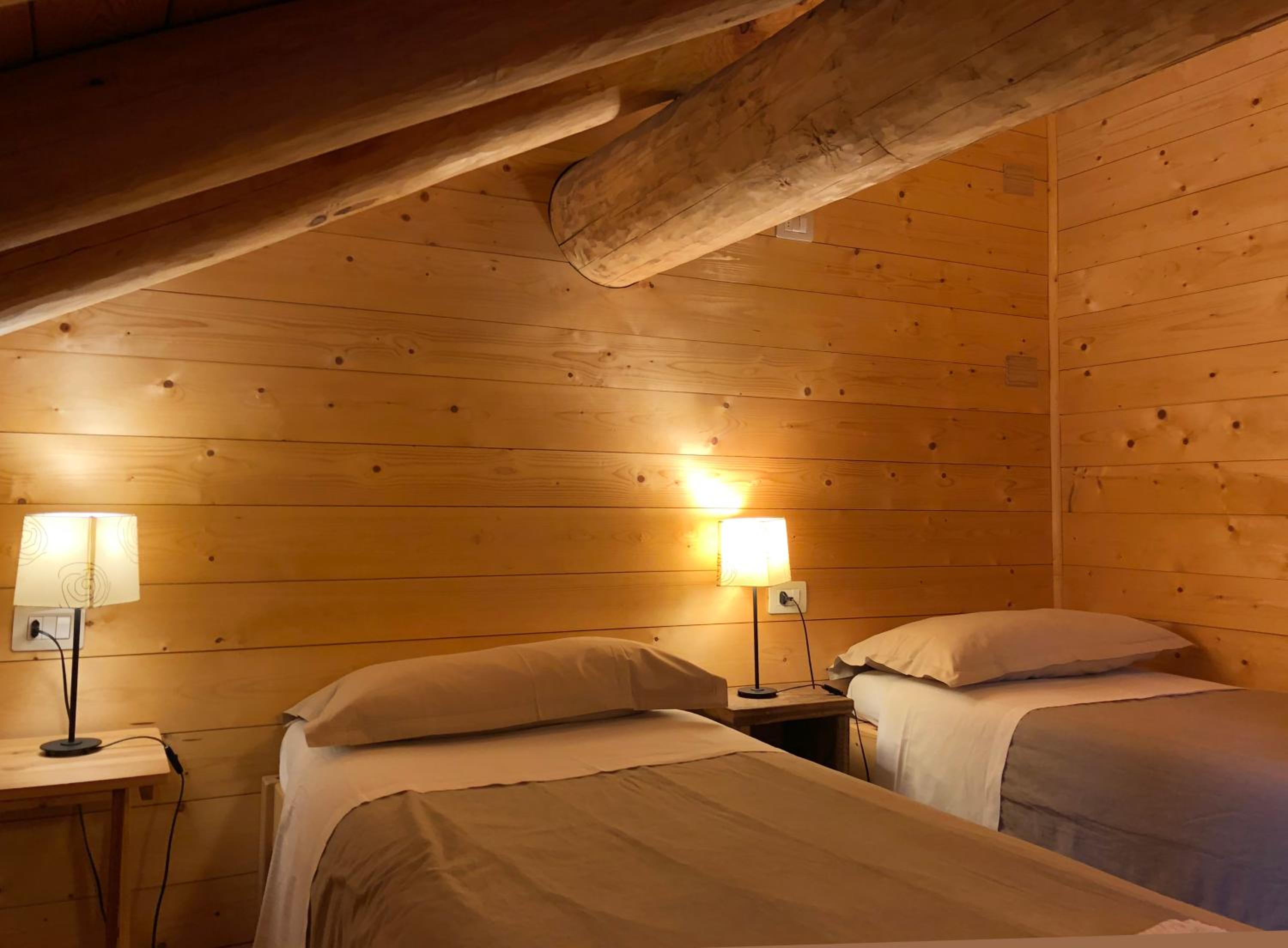 Quadruple Room with Private Bathroom - Photo 5