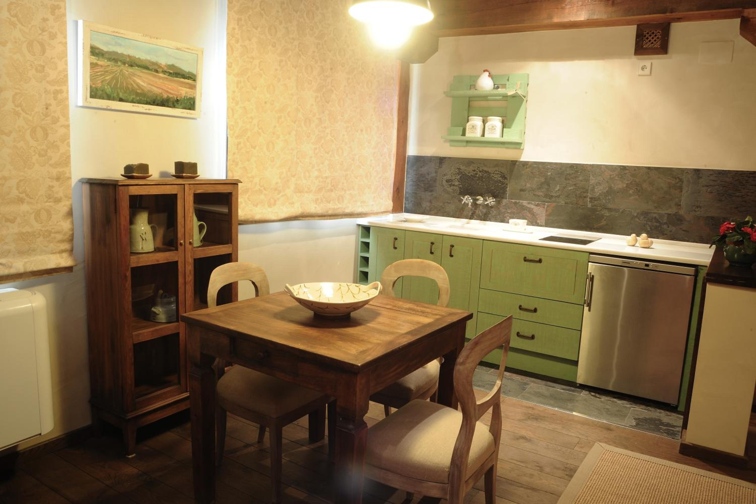 One-Bedroom Apartment with Hot Tub photo 2