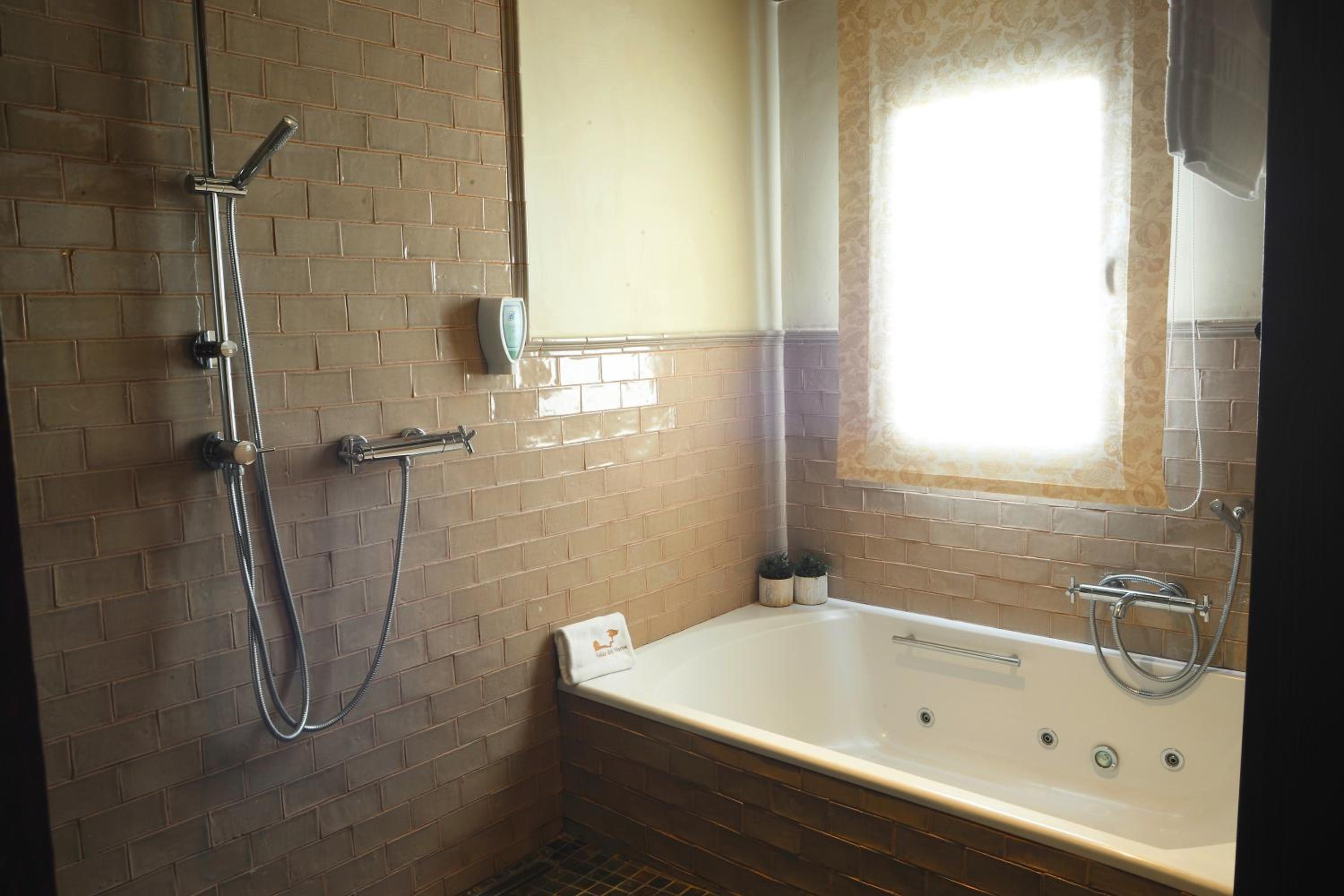 One-Bedroom Apartment with Hot Tub photo 3