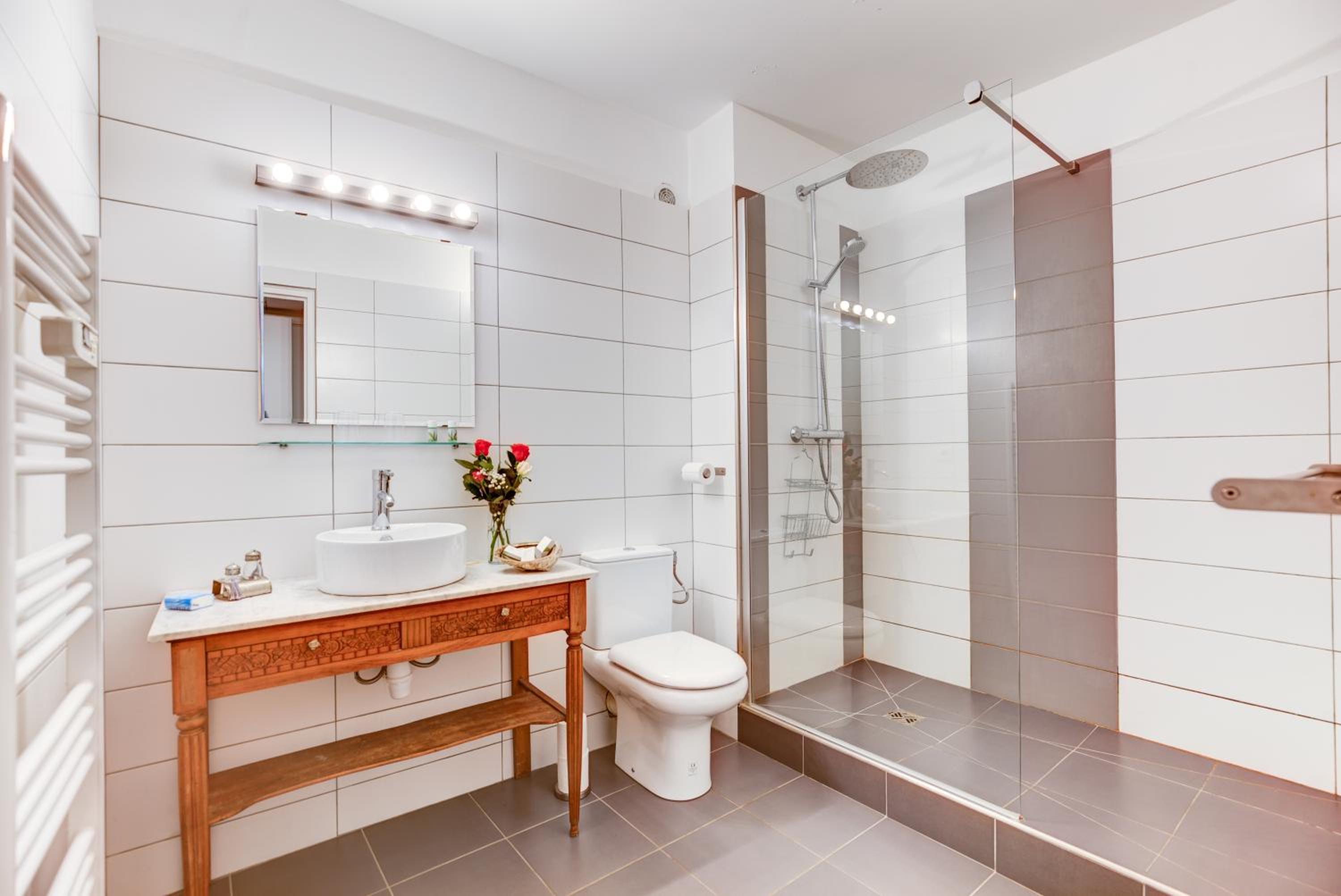 One-Bedroom Apartment (85 Rue Meynadier 06400 Cannes) photo 3
