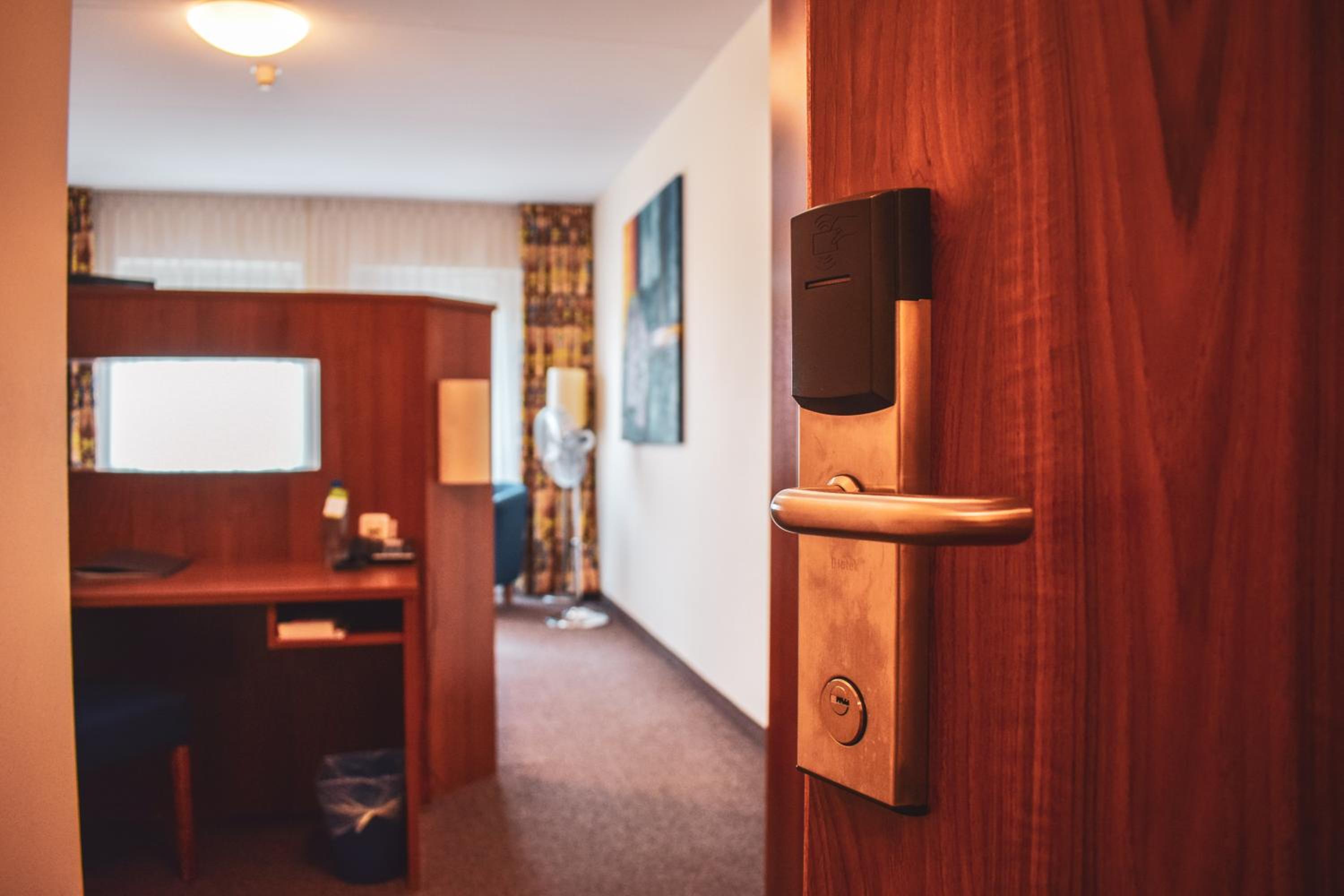 Business Double Room - Non-Smoking, photo 7