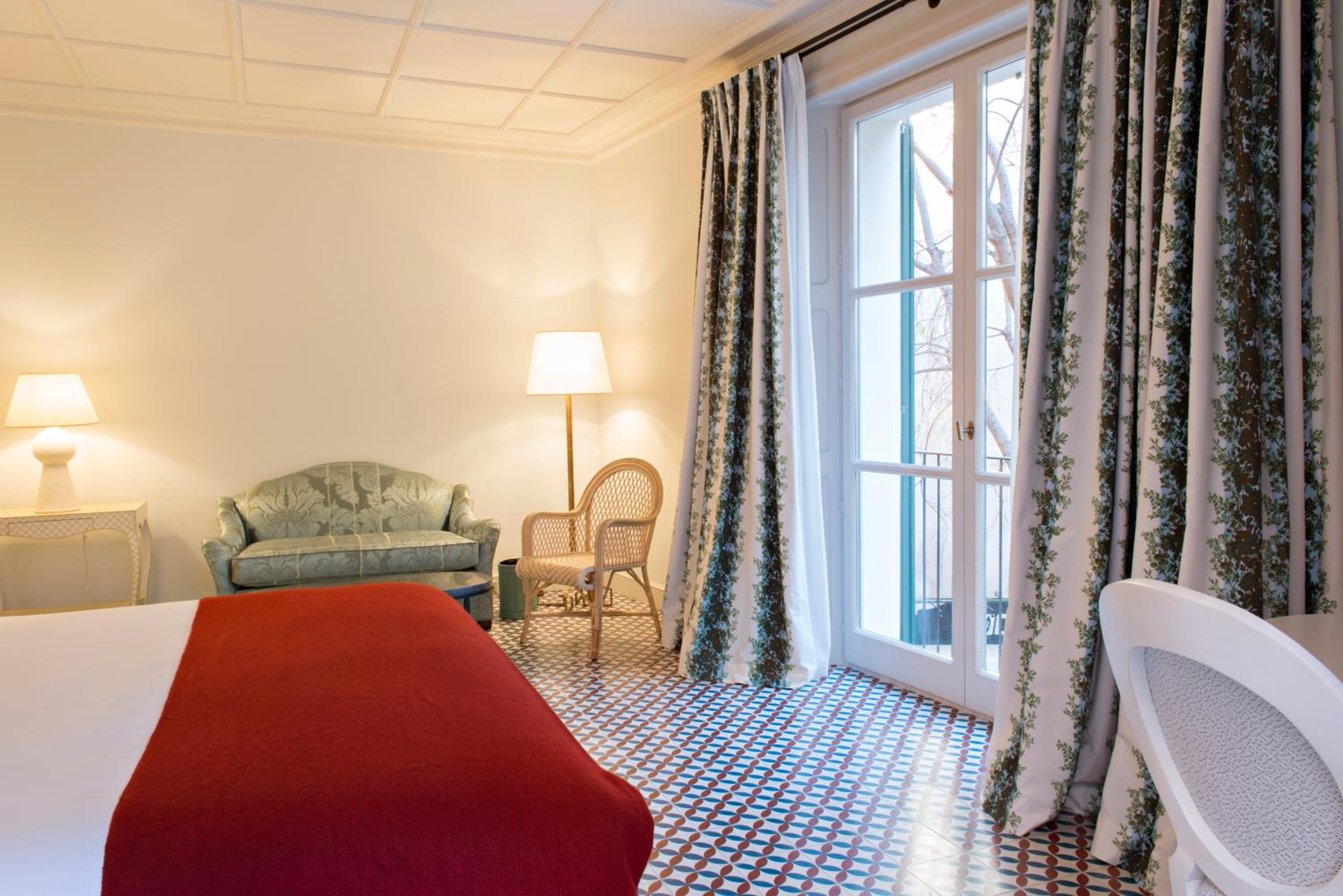 Deluxe Room thumbnail 5