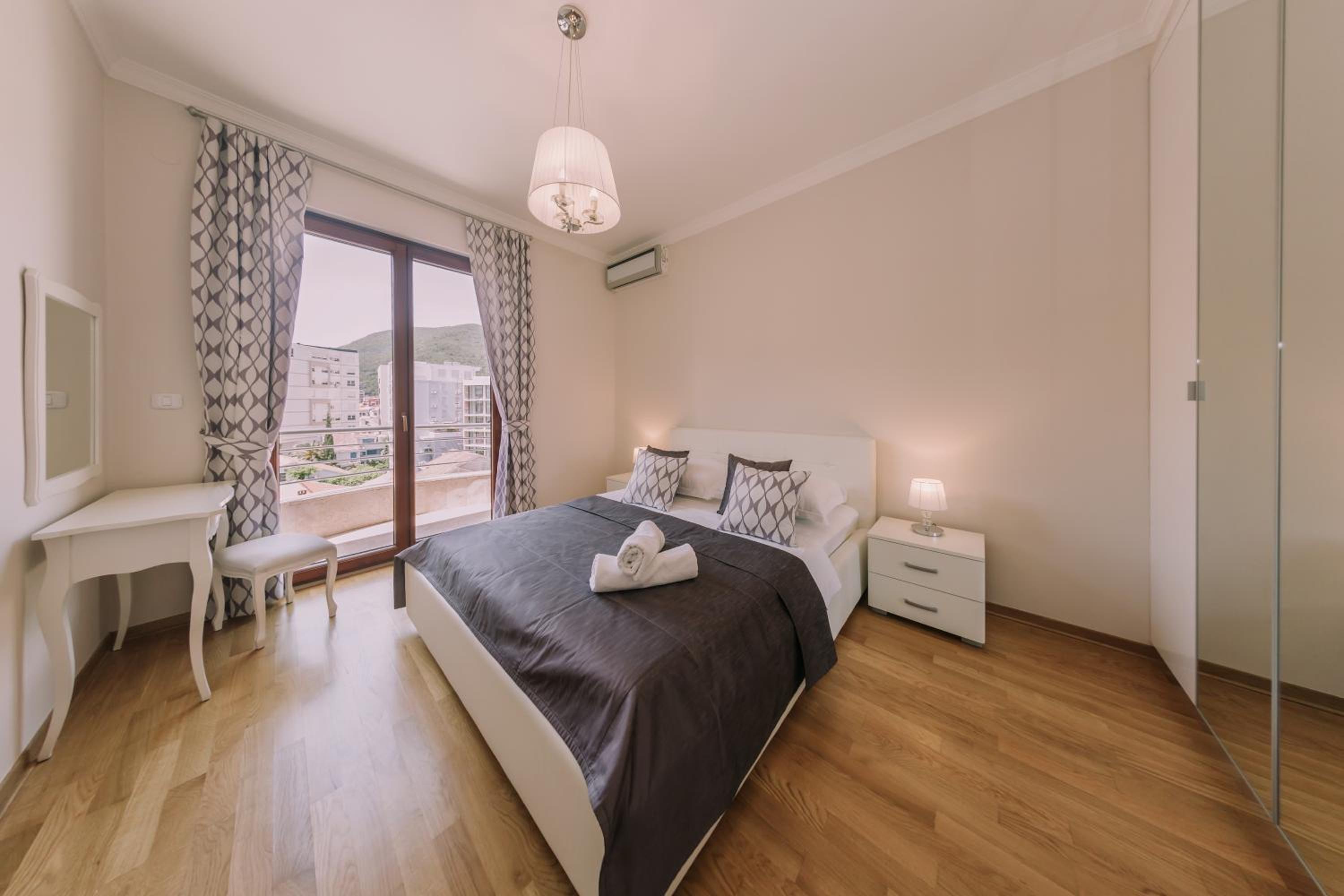 Two-Bedroom Apartment with Balcony and Sea View photo 2
