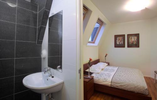 Double Room - Photo 4