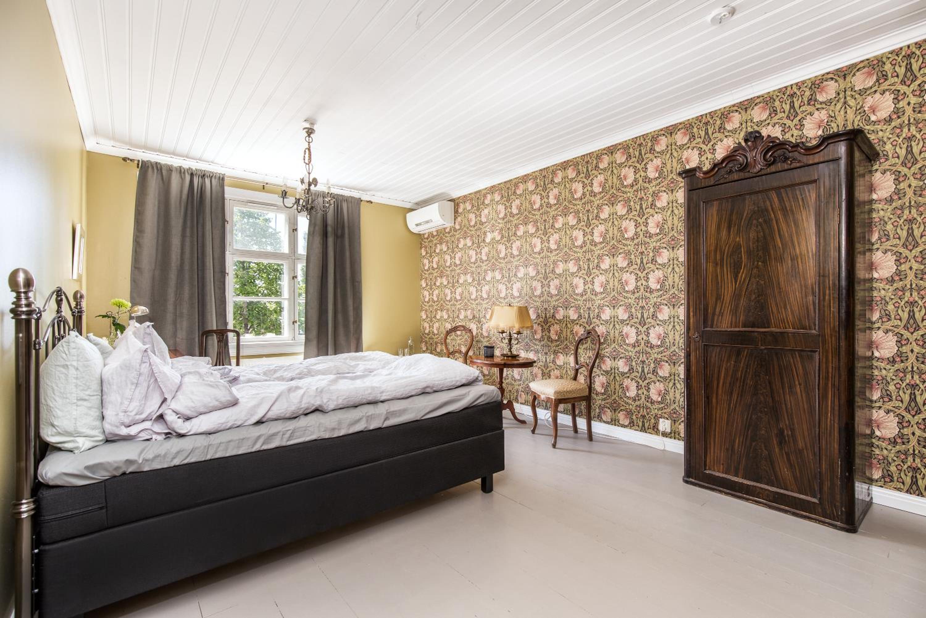 Deluxe Queen Room - Photo 15