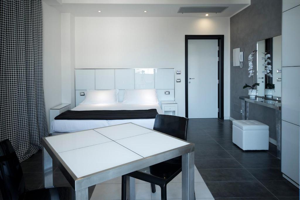 Junior Suite with Balcony (2 Adults) - Photo 9