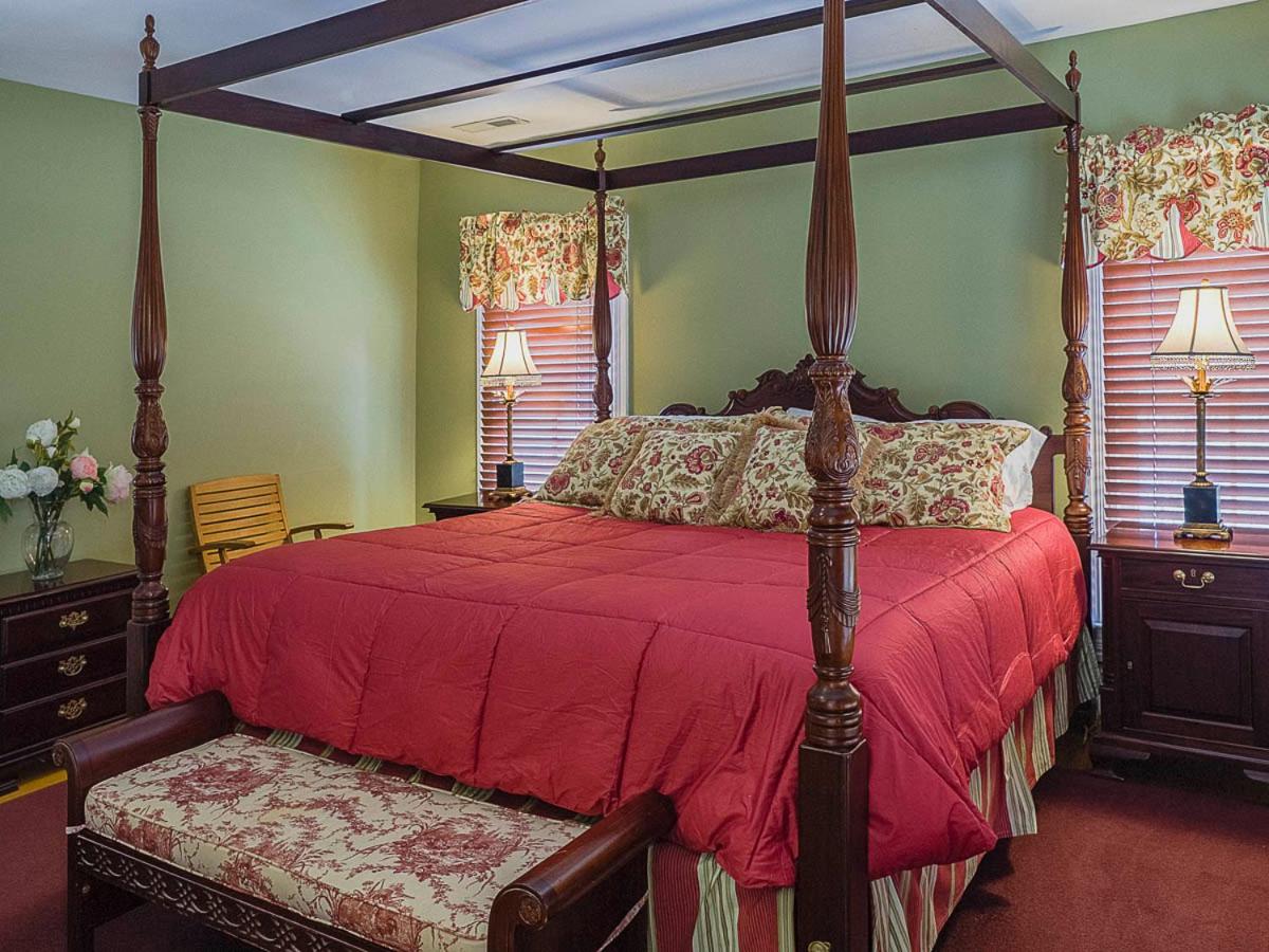 Deluxe King Room with Fireplace photo 1