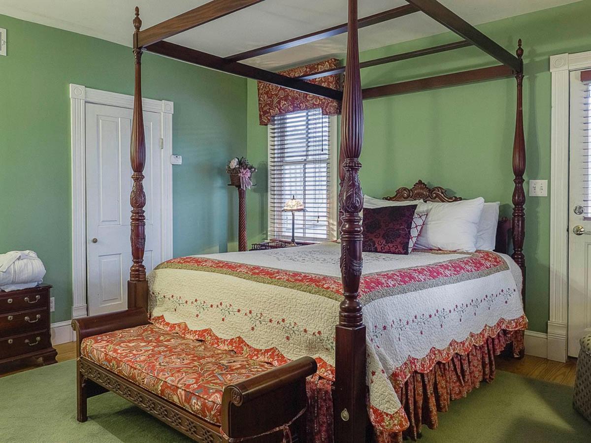 Superior Queen Room with Fireplace and Porch photo 2