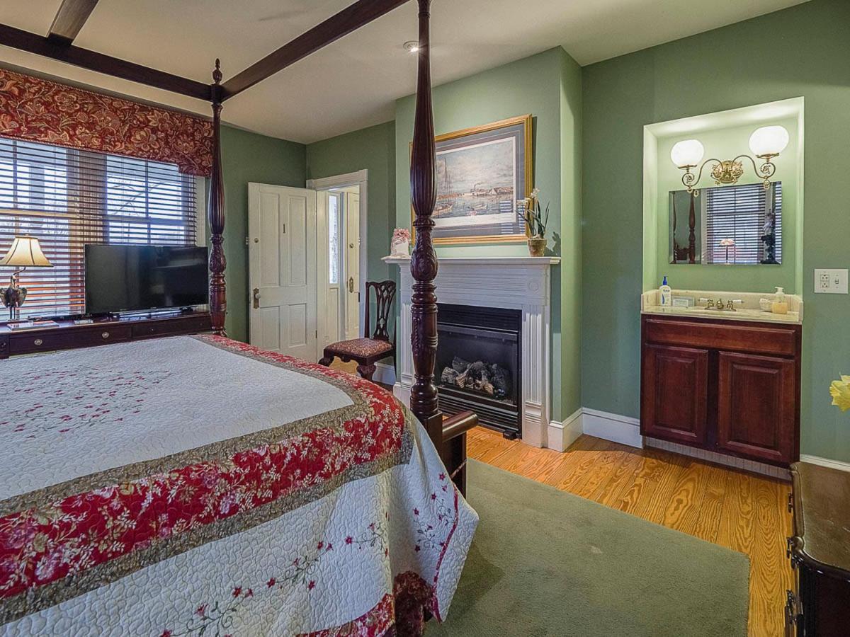 Superior Queen Room with Fireplace and Porch photo 1