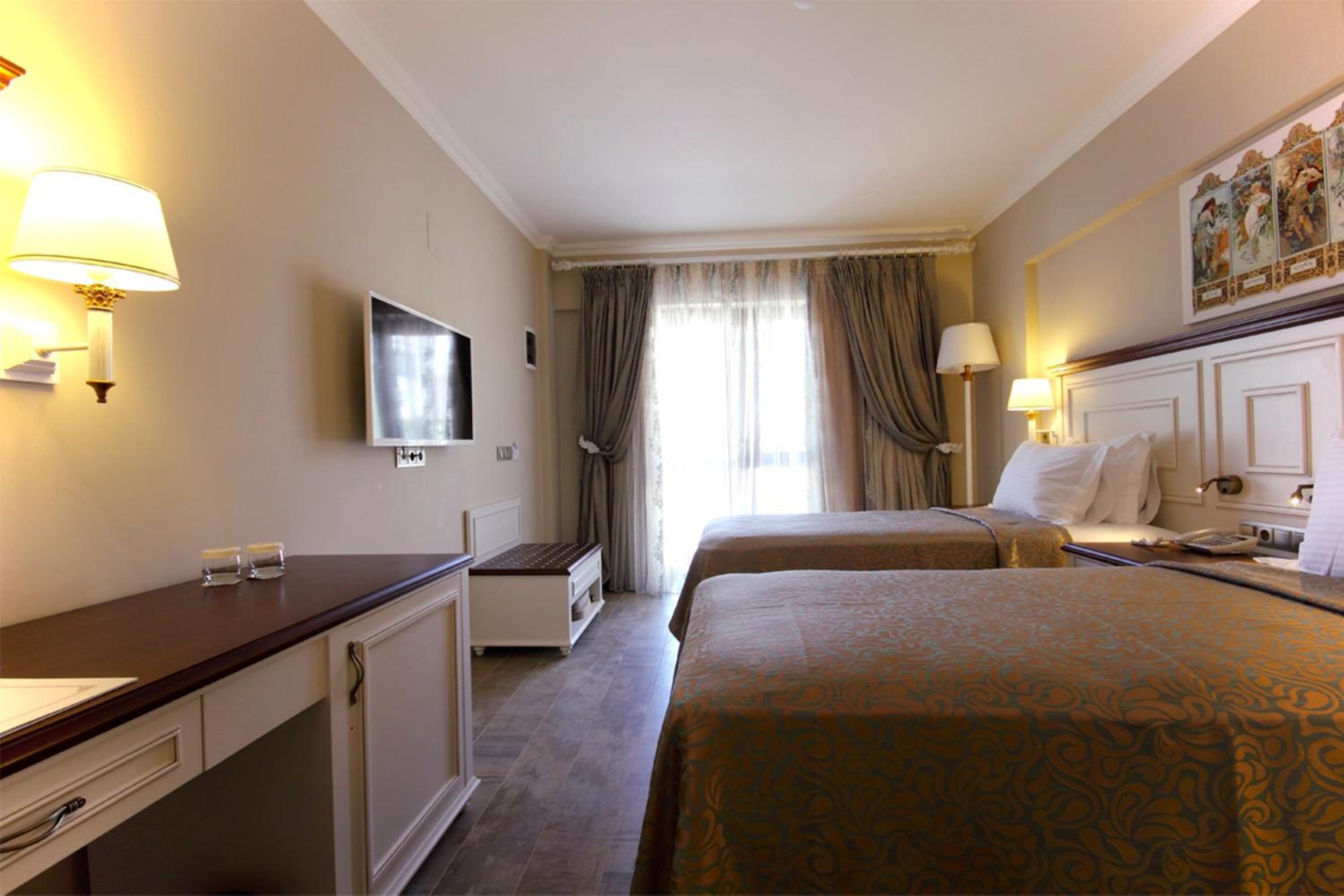 Deluxe Room with French Balcony - Photo 3