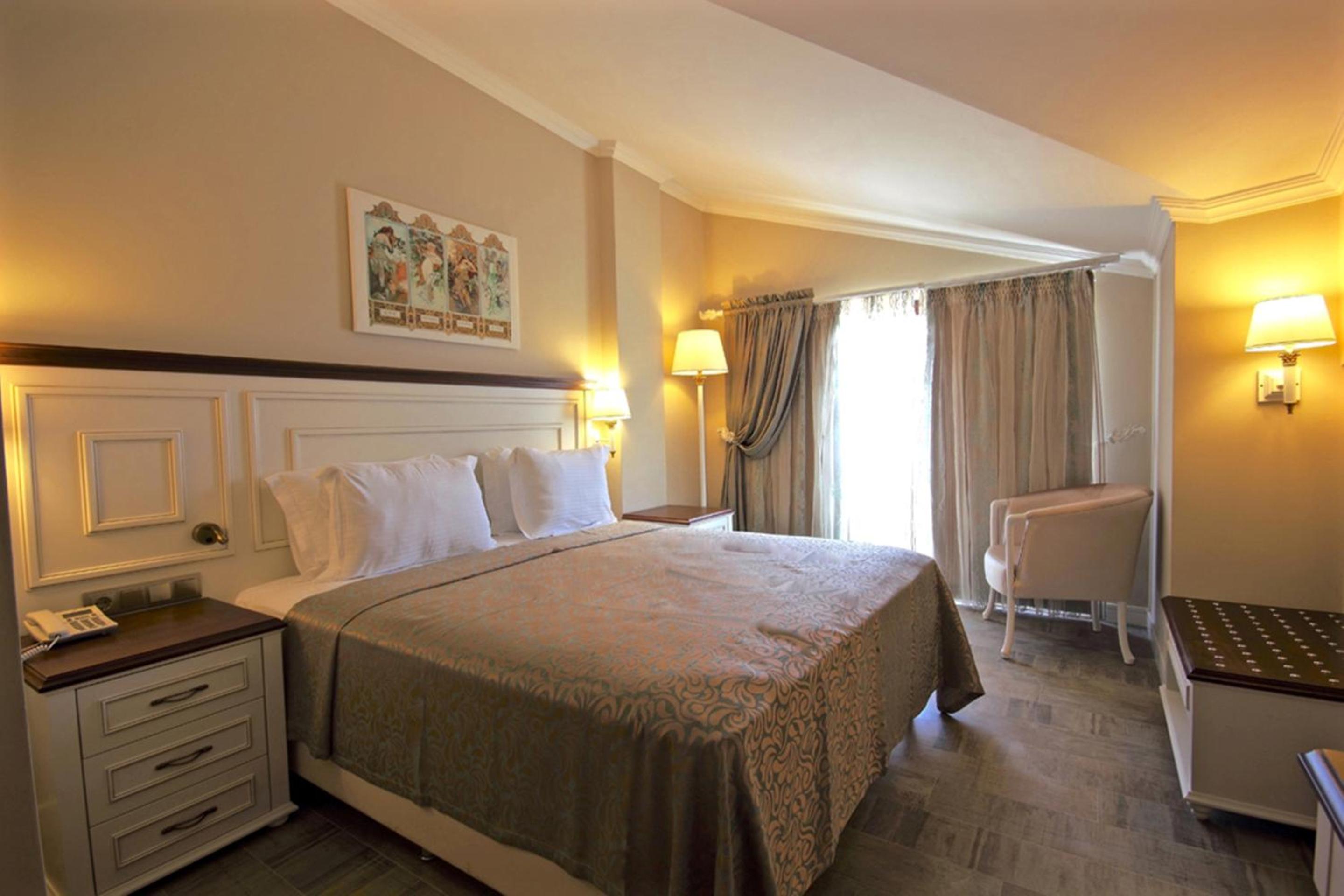 Superior double room with French Balcony - Photo 4