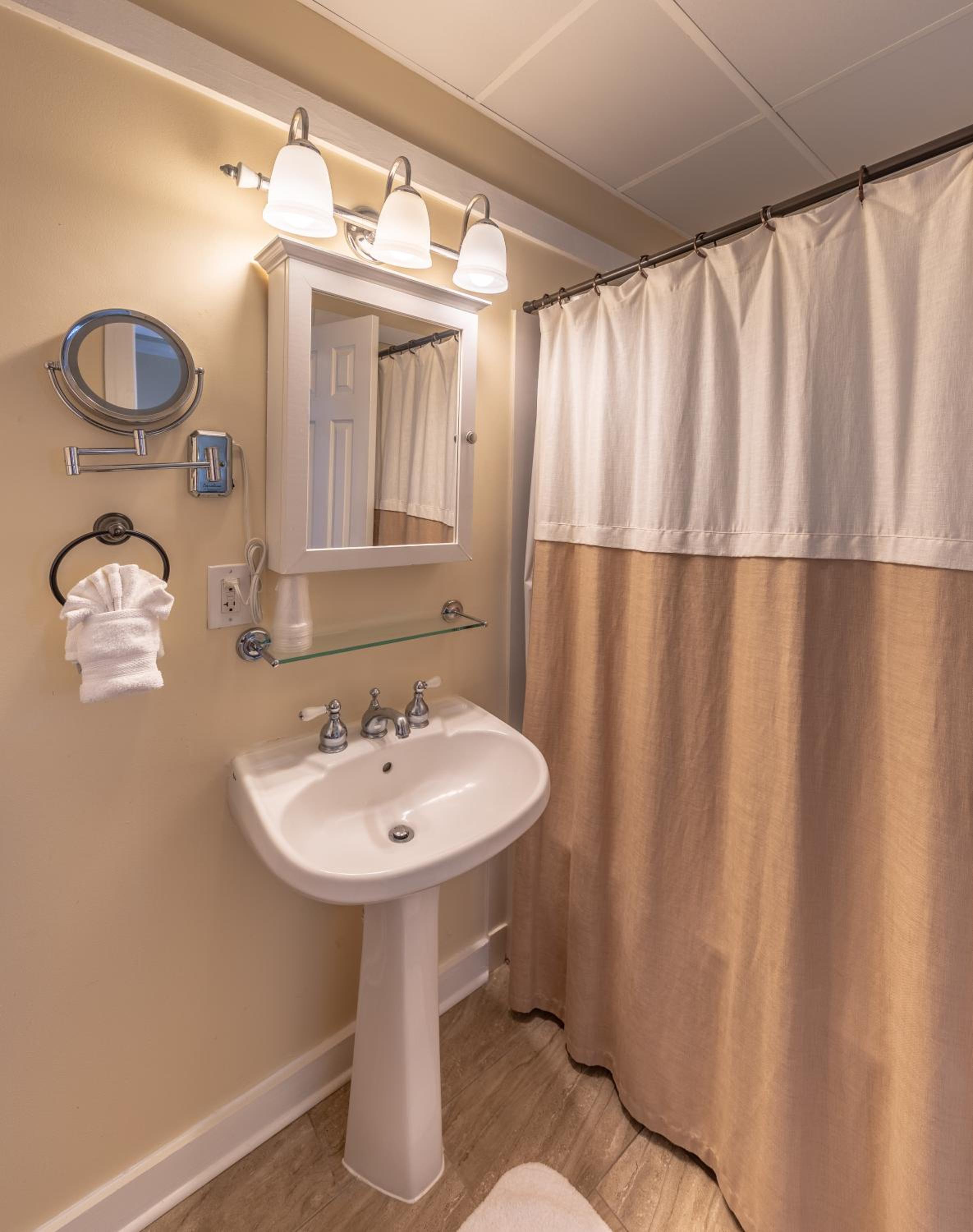 Deluxe King Room photo 3