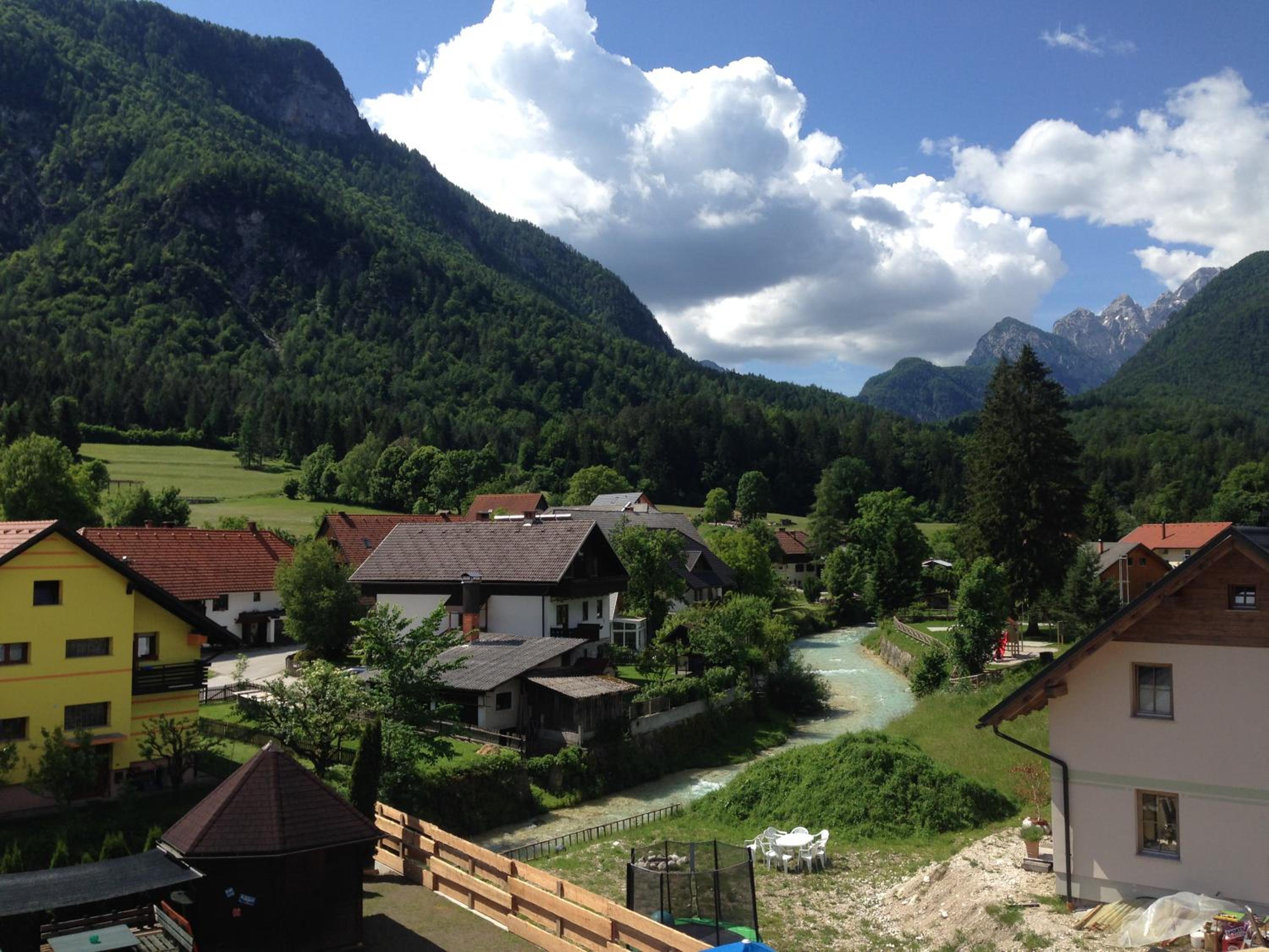 Apartment with Mountain View - Photo 9