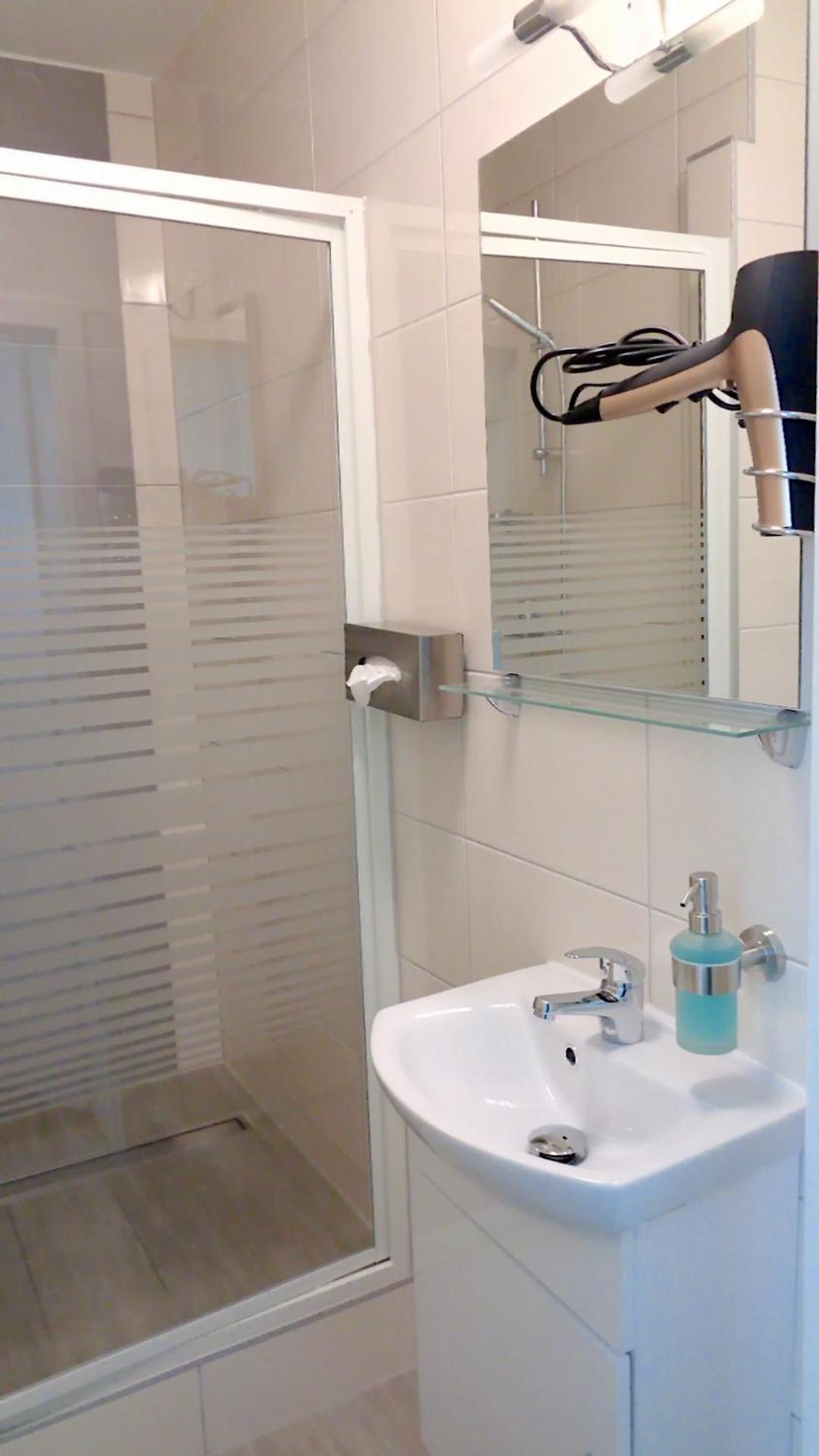 Standard Twin Room - Photo 5