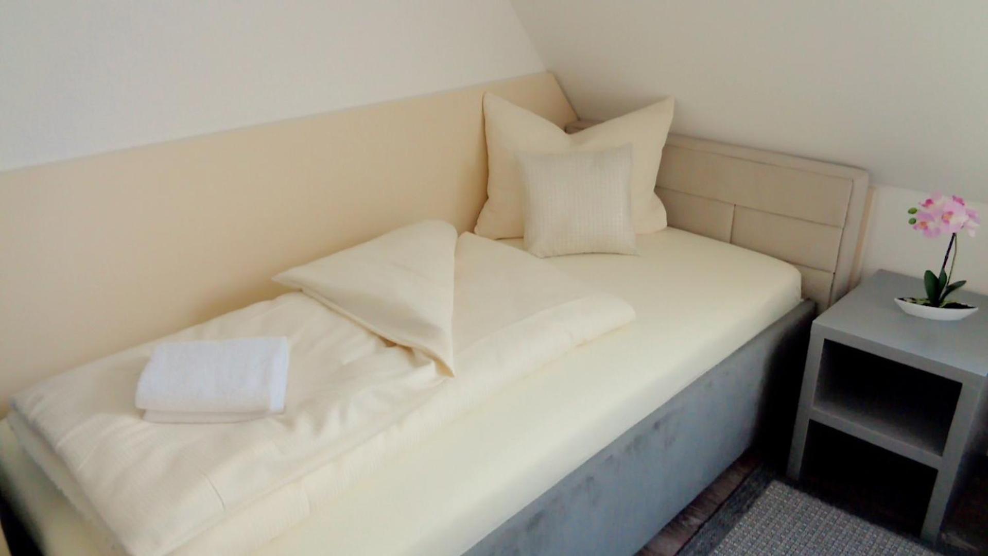Standard Twin Room - Photo 2