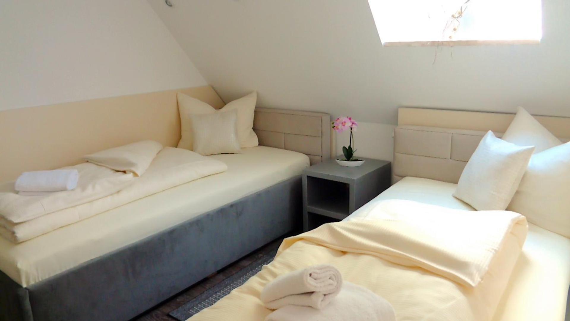 Standard Twin Room - Photo 3