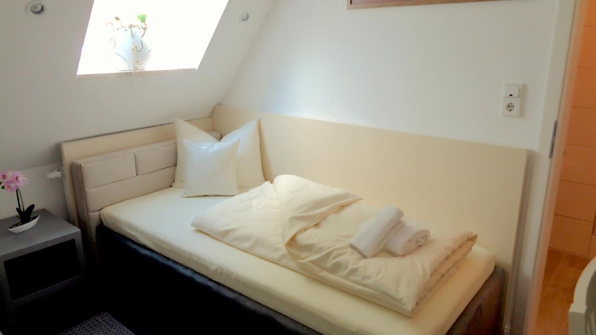 Standard Twin Room - Photo 4