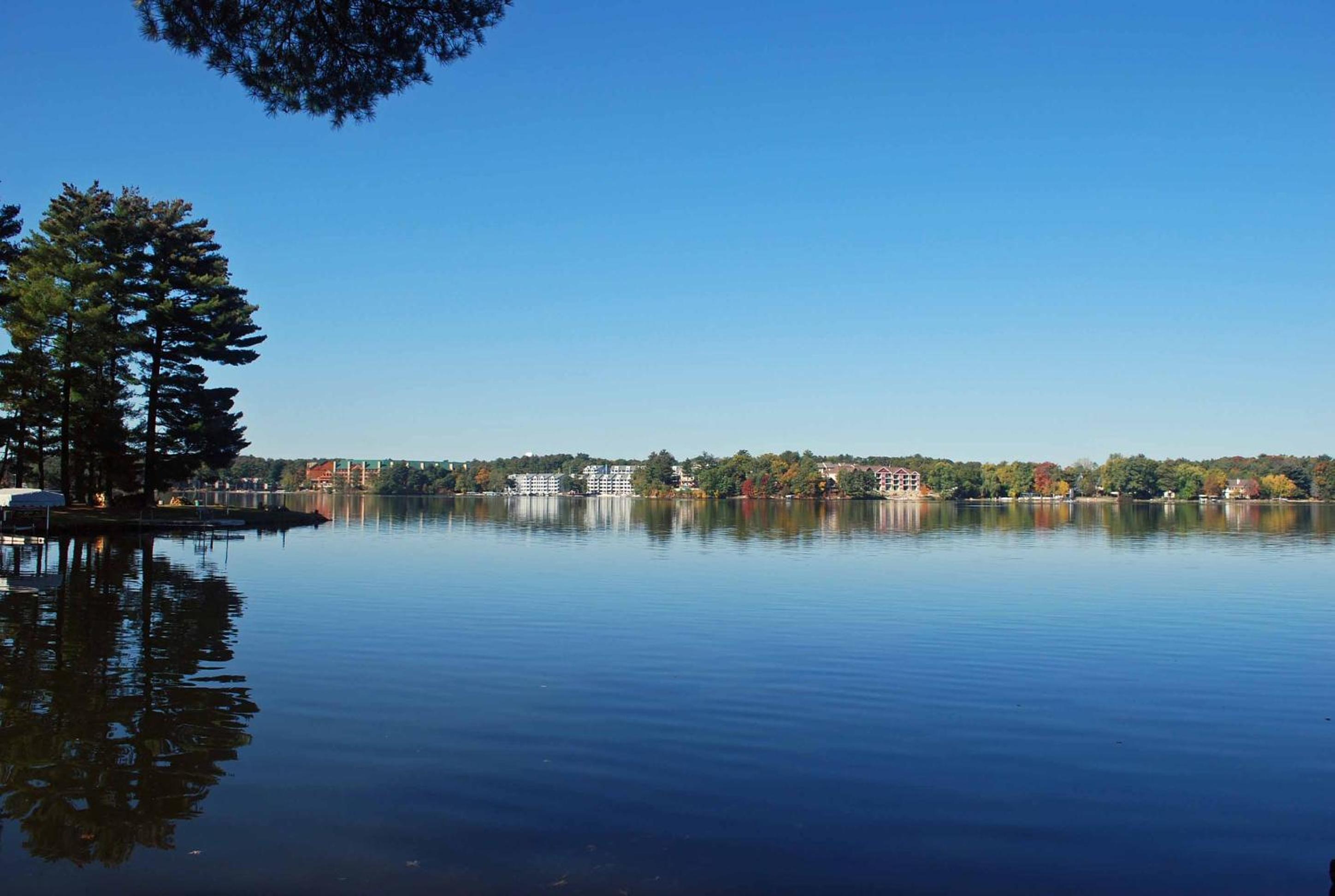 Family Room with Lake View photo 2