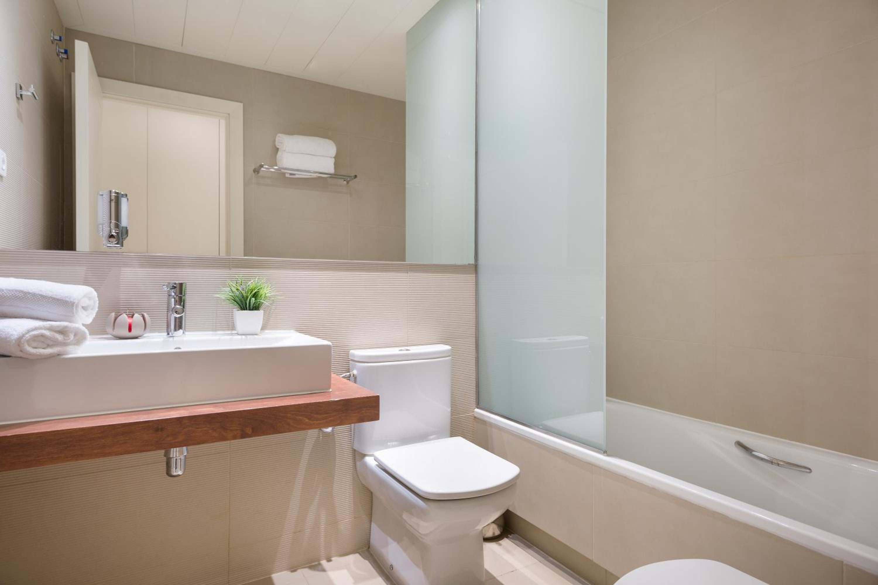 Two-Bedroom Apartment with Balcony photo 2