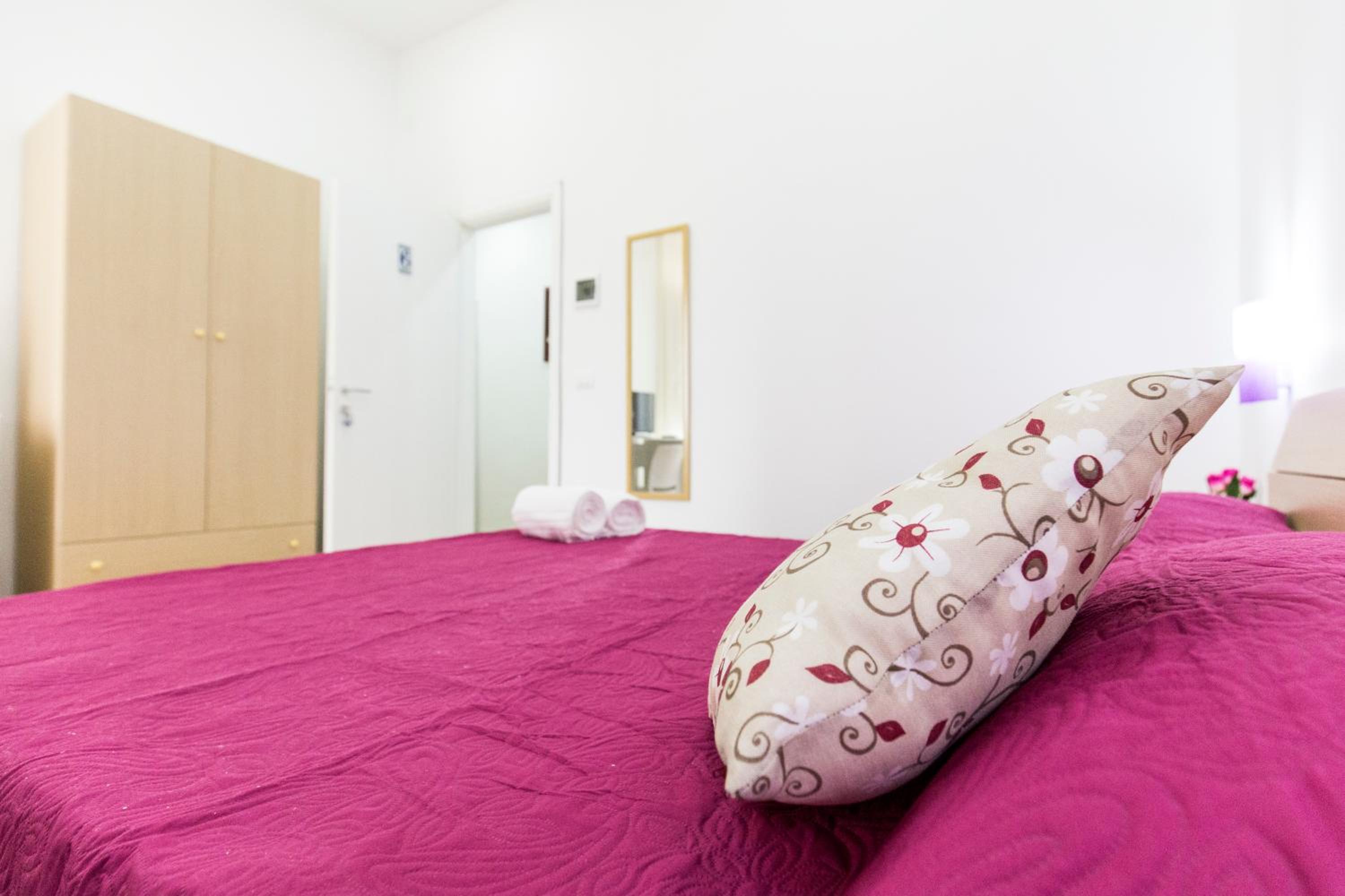 Double Room with Private External Bathroom - Photo 15