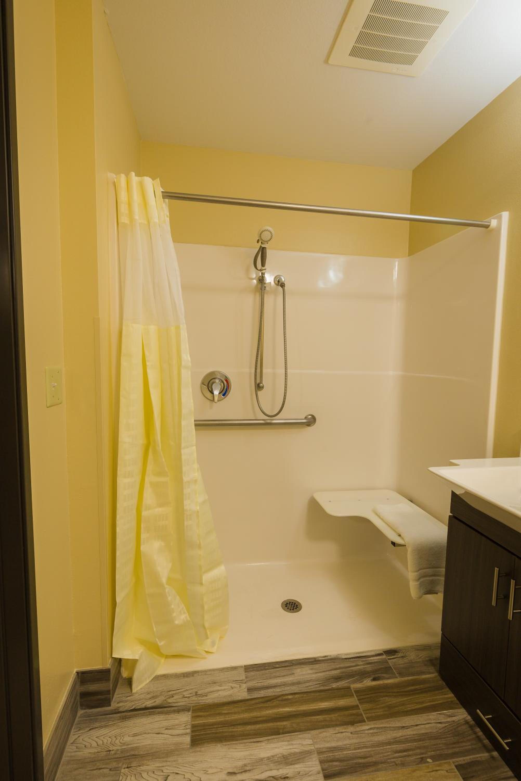 Queen Room - Mobility Access/Non-Smoking