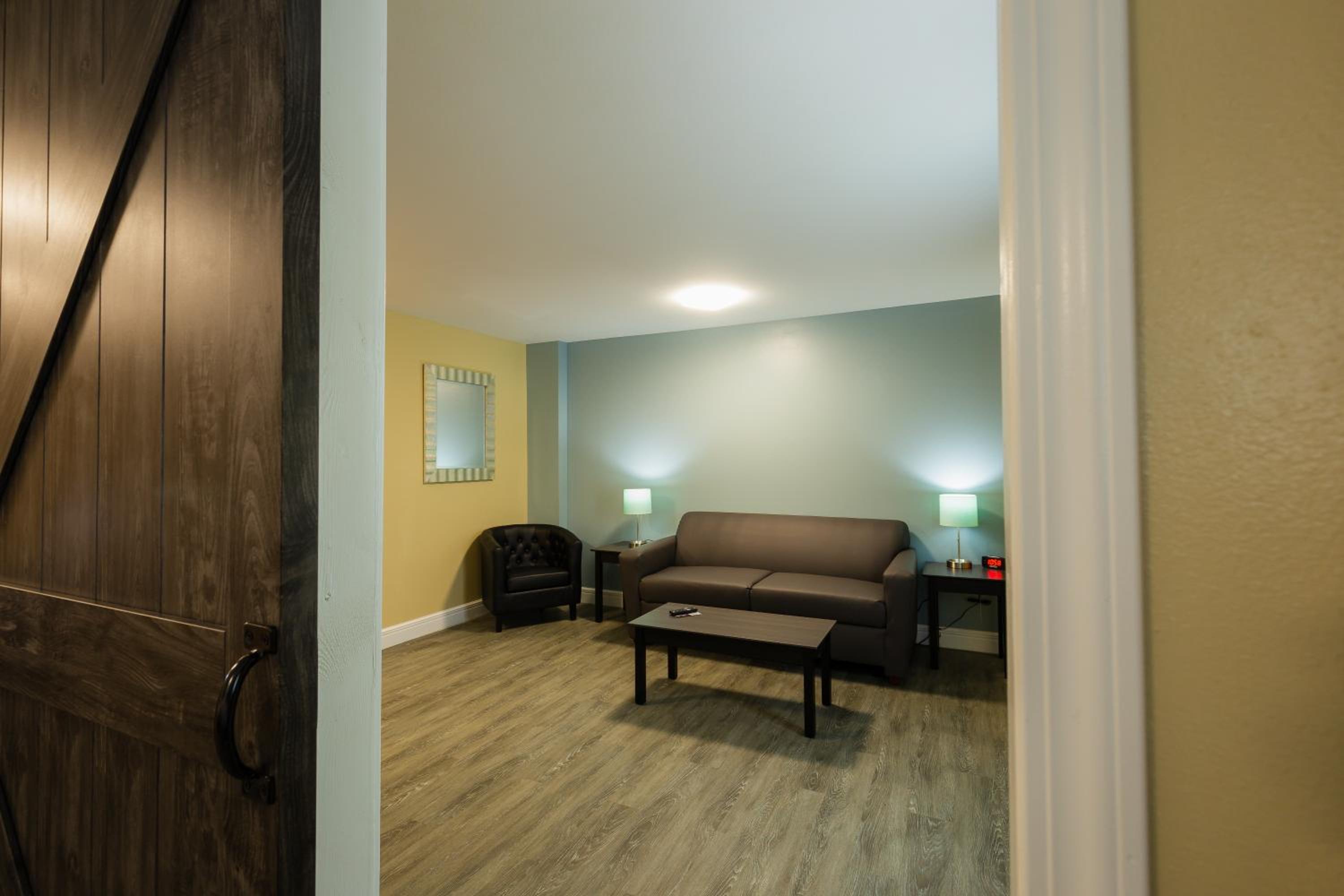 Two-Room Queen Suite with Two Bathrooms - Non-Smoking photo 3