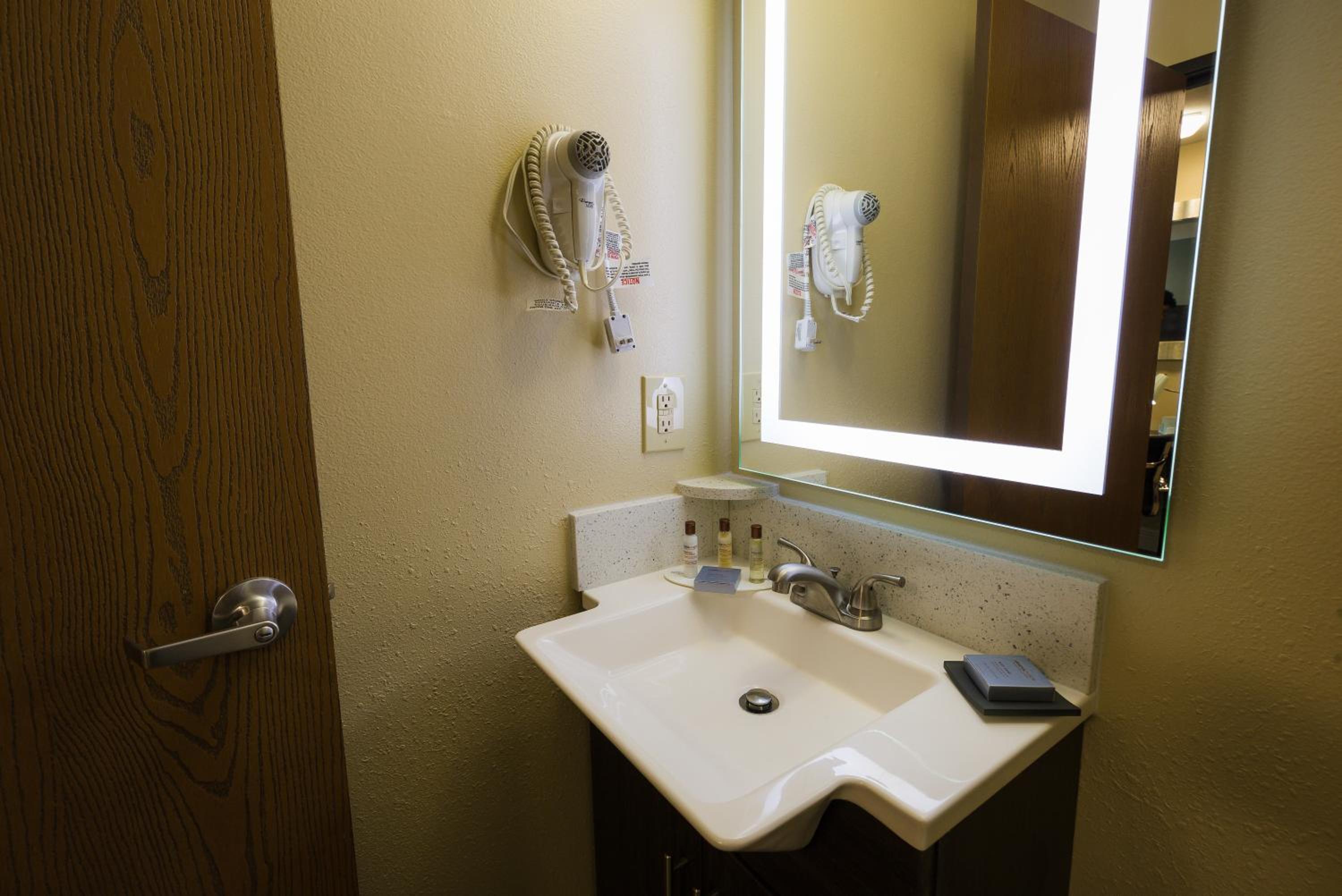 Queen Room - Non-Smoking photo 3