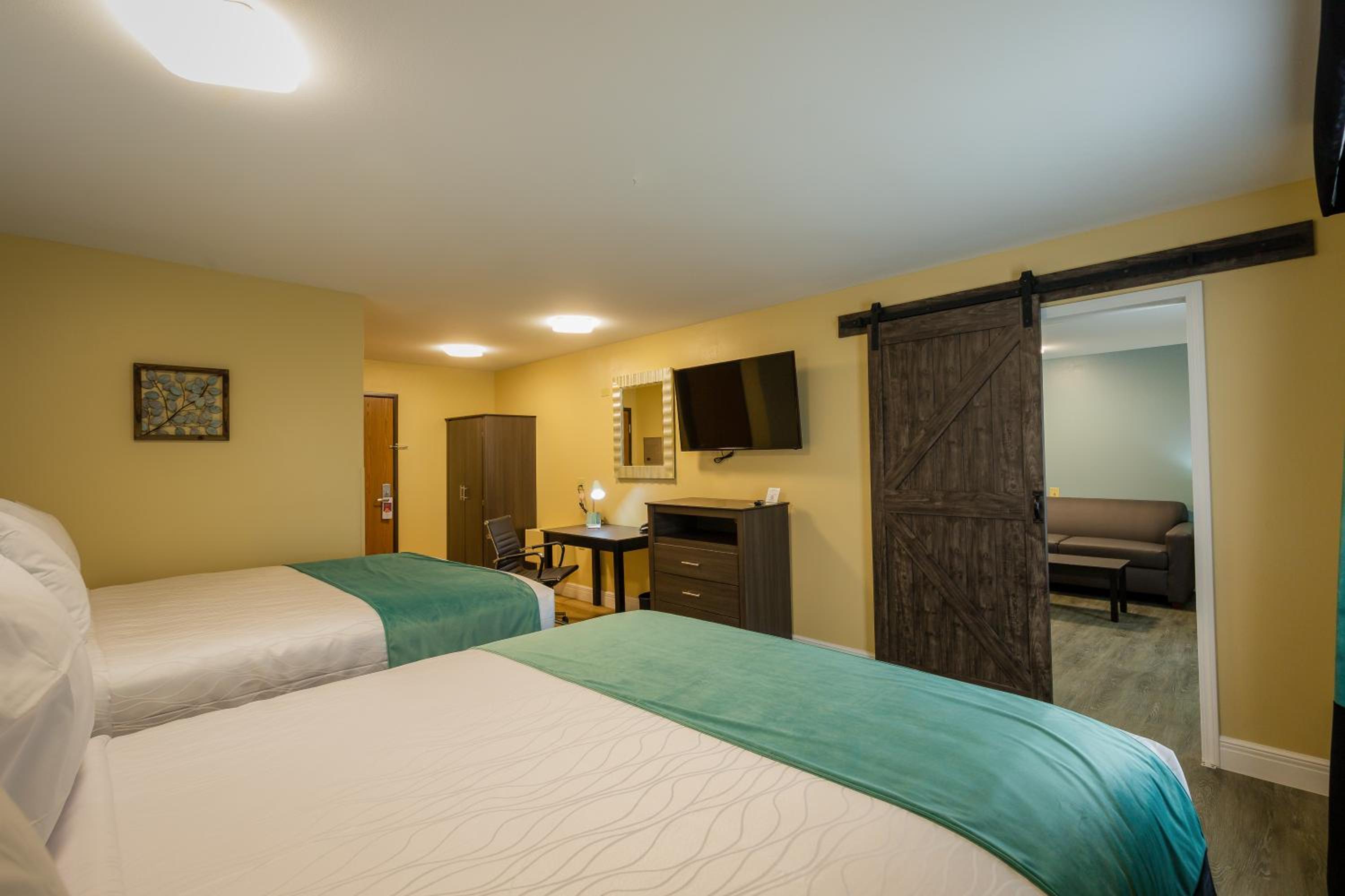 Two-Room Queen Suite with Two Bathrooms - Non-Smoking