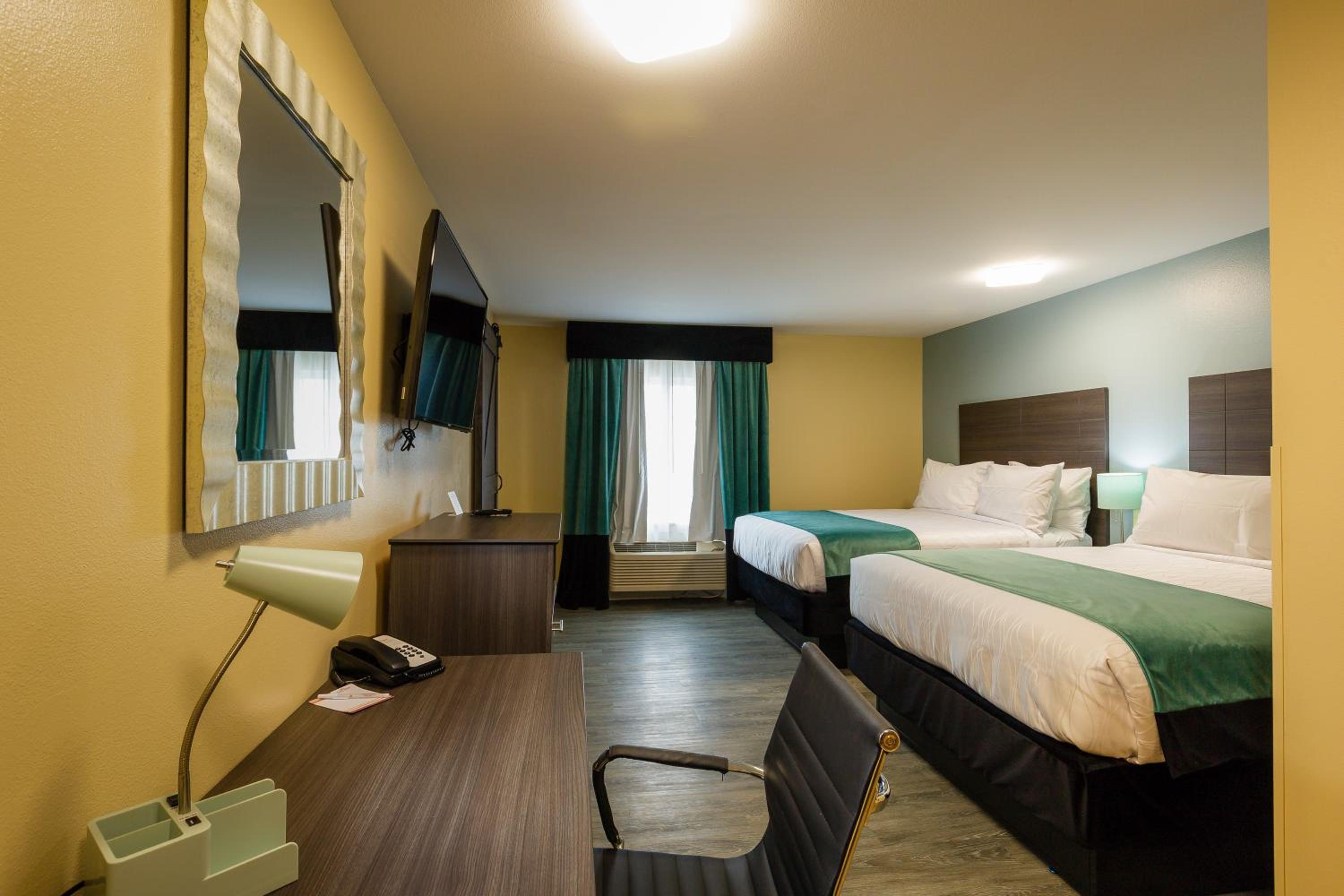Queen Room with Two Queen Beds - Mobility Access/Non-Smoking photo 2