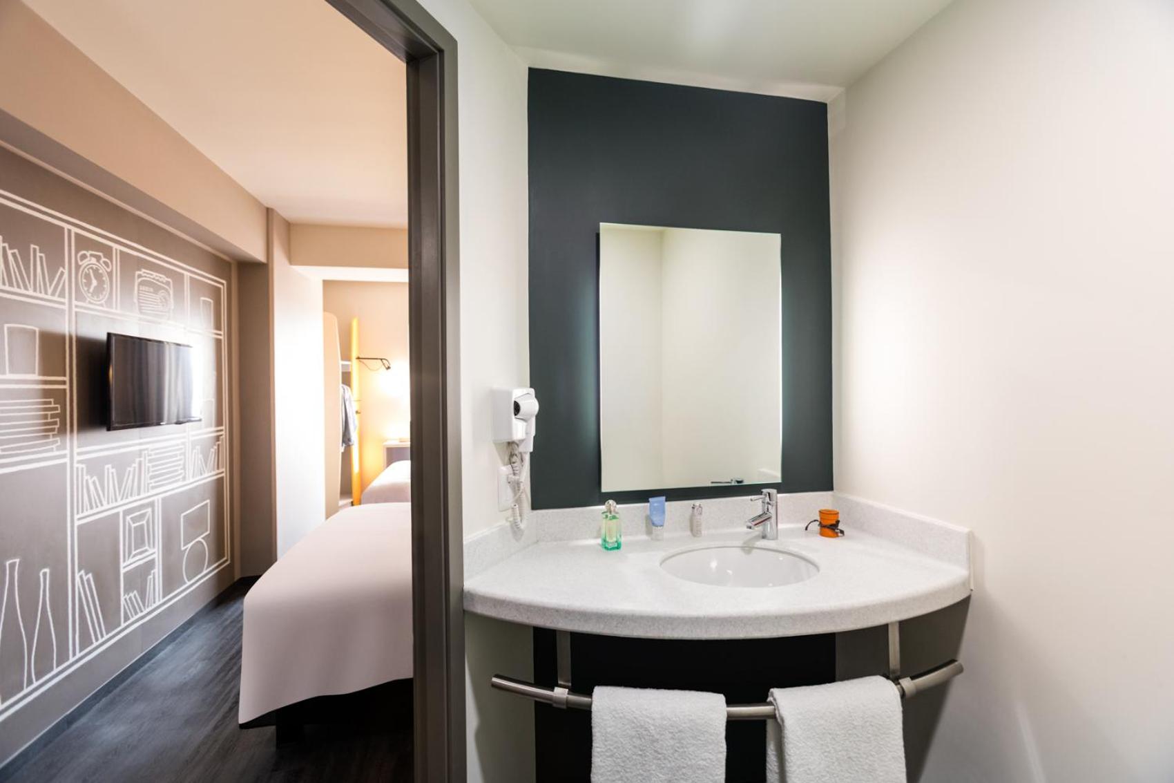 Standard Room with Twin Double Beds thumbnail 5