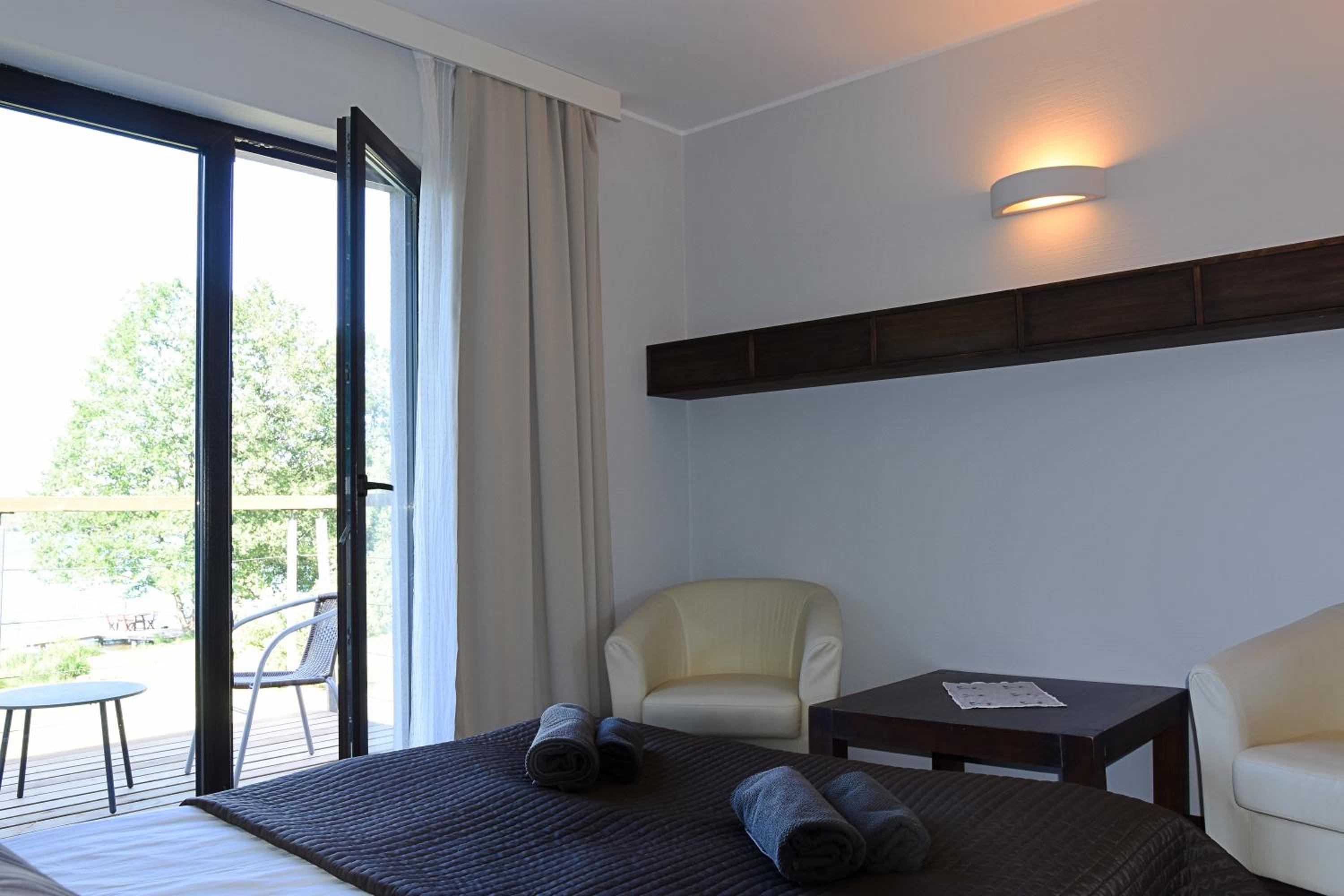 Deluxe Double or Twin Room with Lake View photo 2