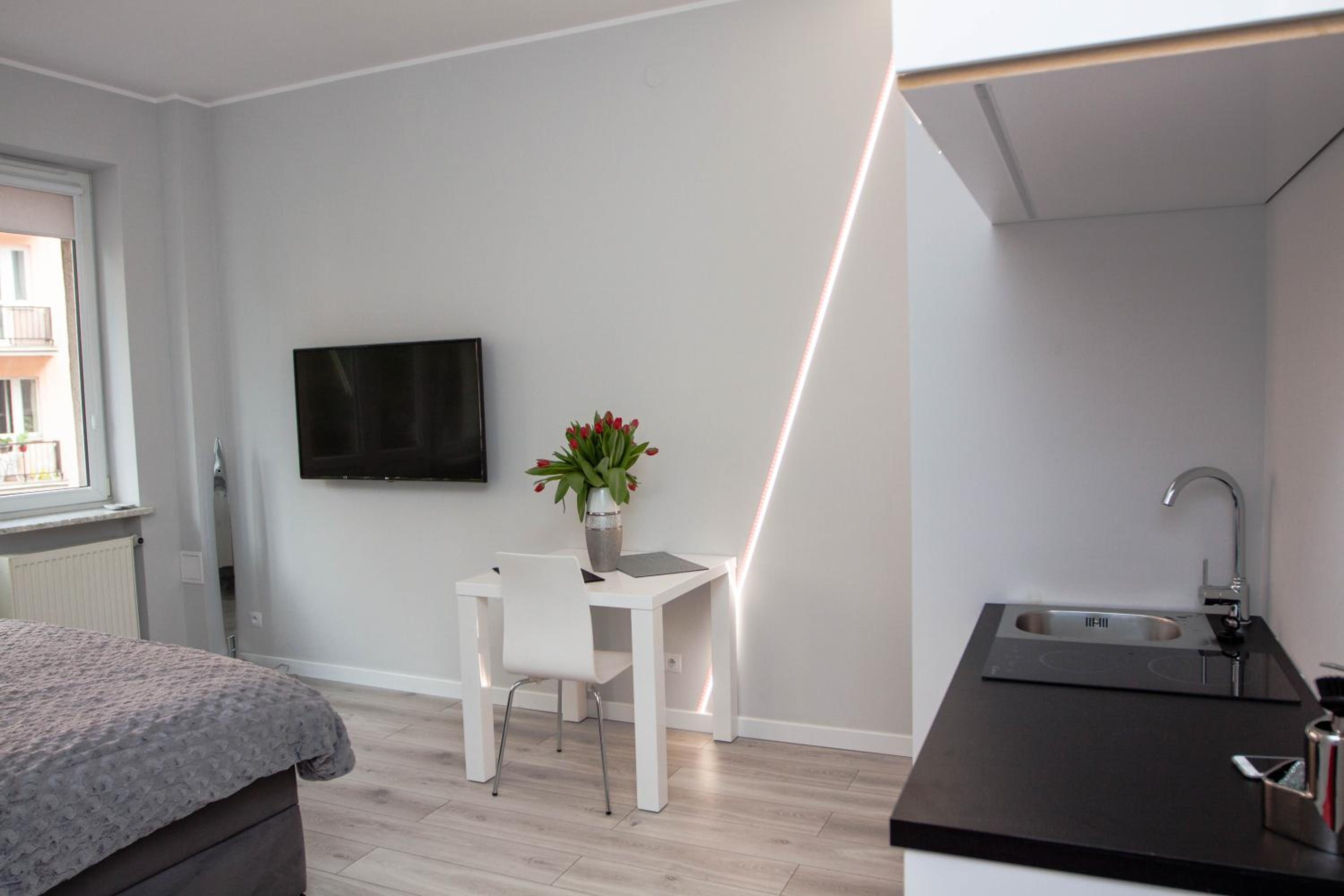 Apartment with Balcony - Photo 5