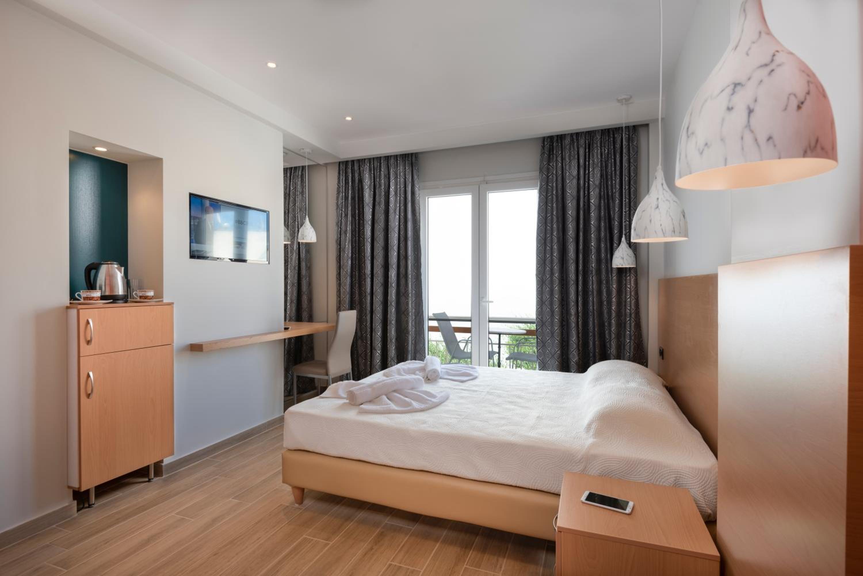 Deluxe Suite - Photo 13