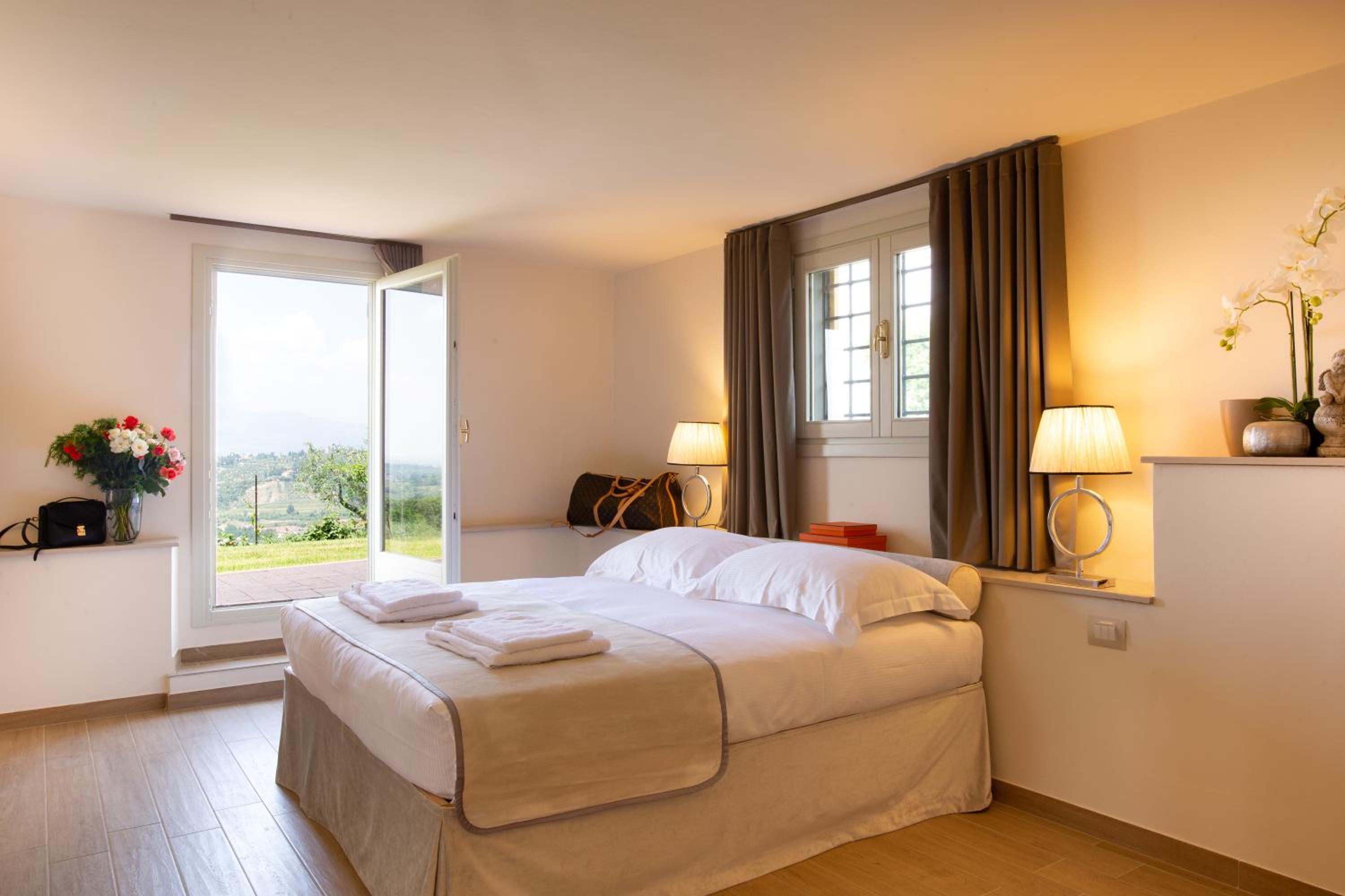 Deluxe One-Bedroom Apartment with Garden photo 1