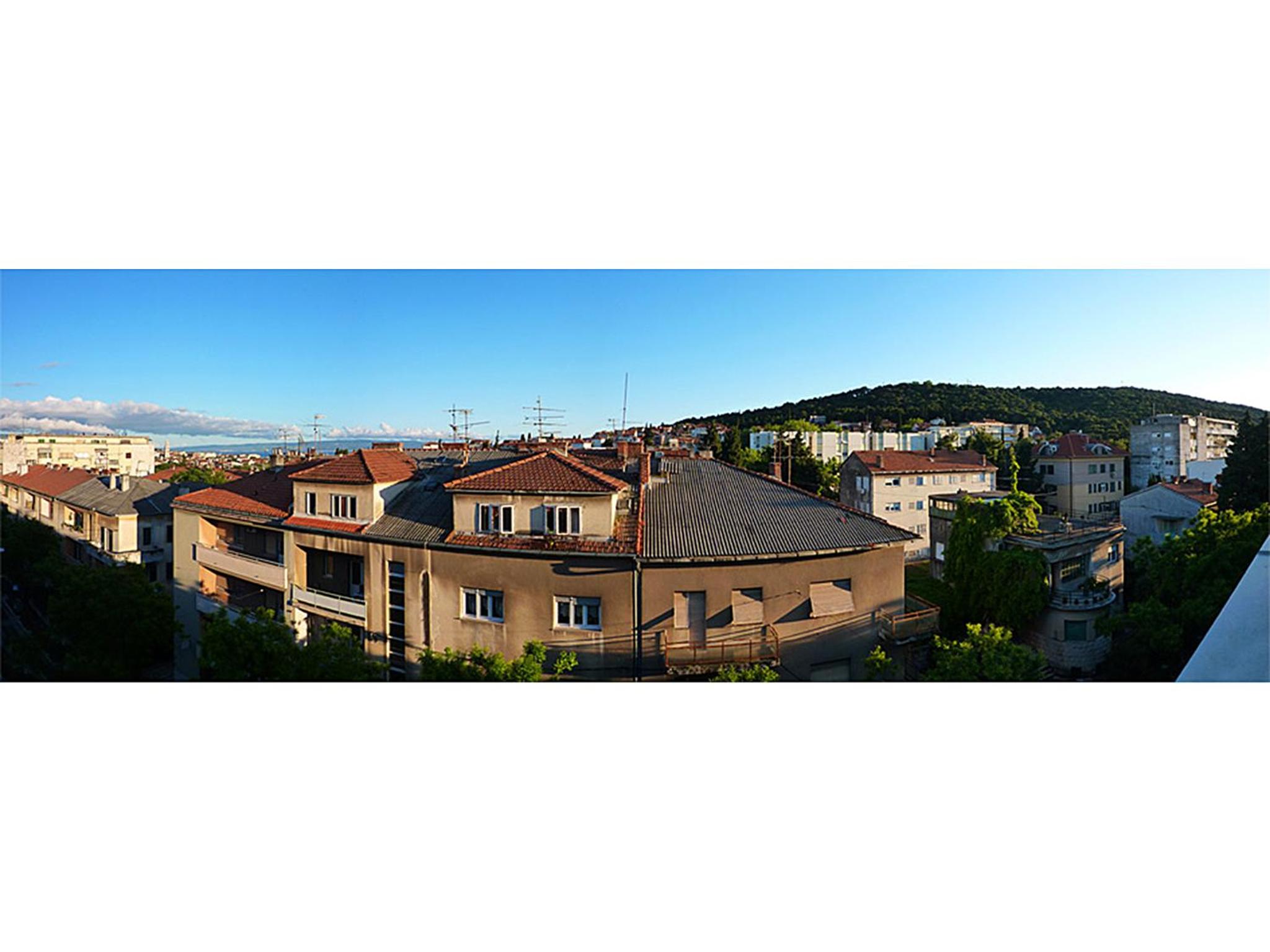 Duplex Three-Bedroom Apartment with Terrace - Photo 7
