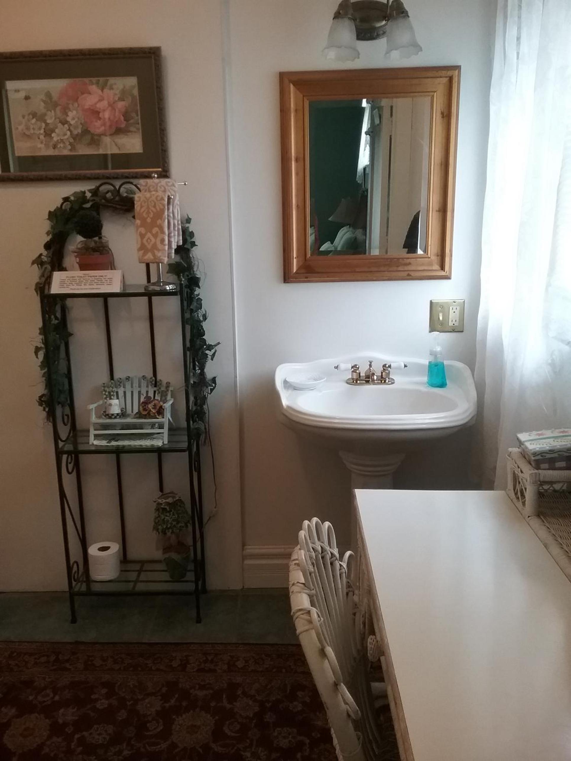Superior Queen Room with Shower photo 3