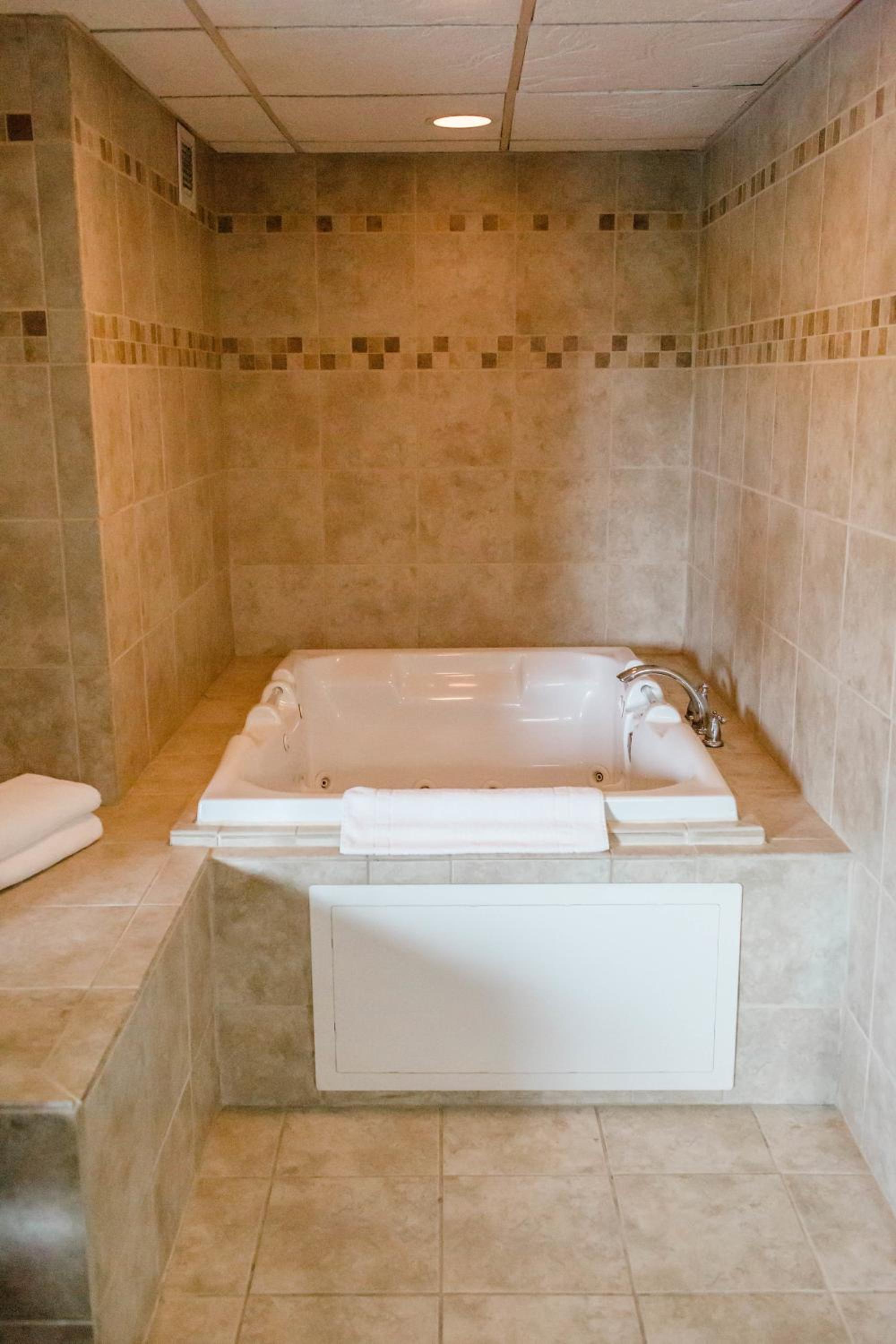 Suite with Hot Tub - Photo 4