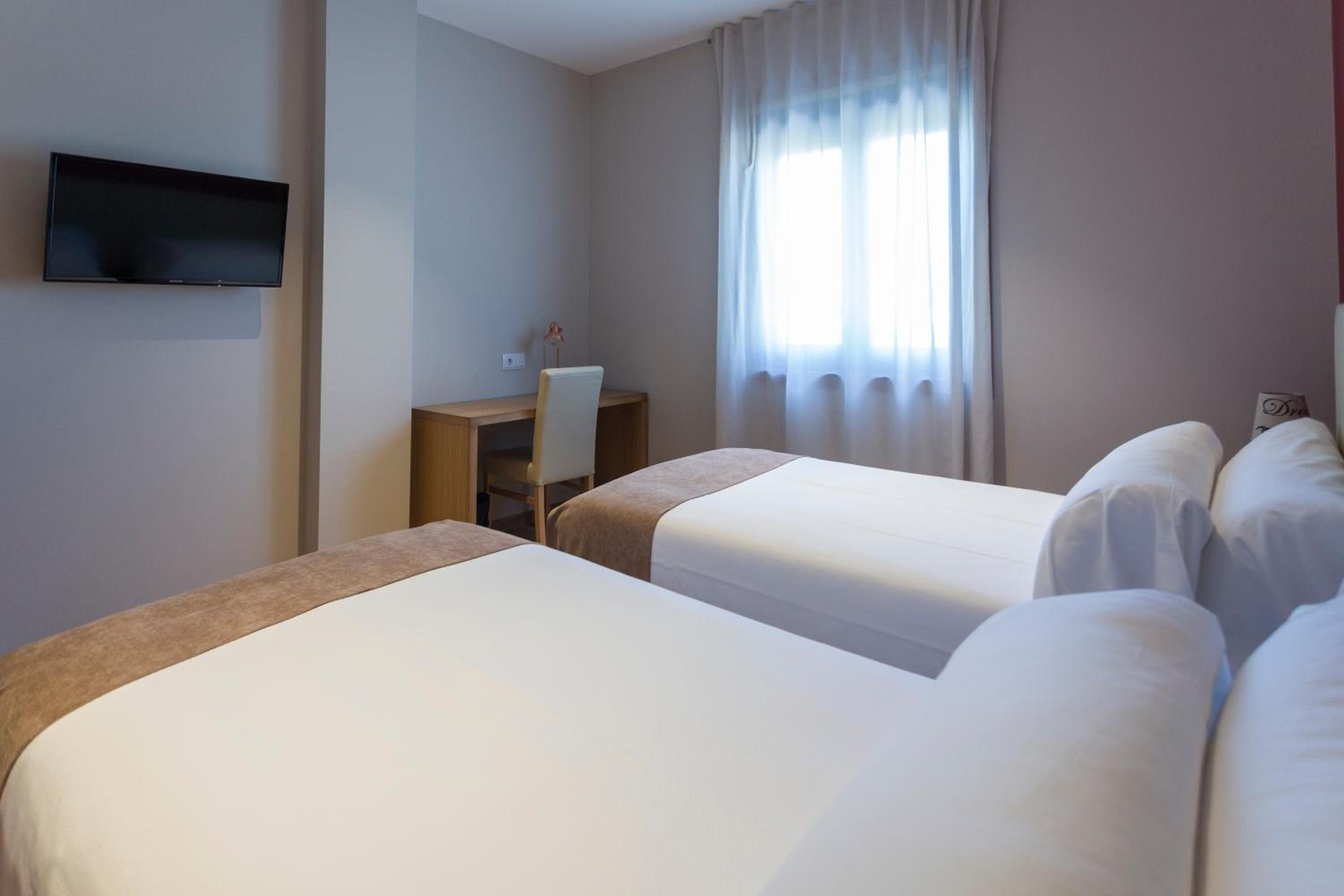 Double or Twin Room - Photo 6