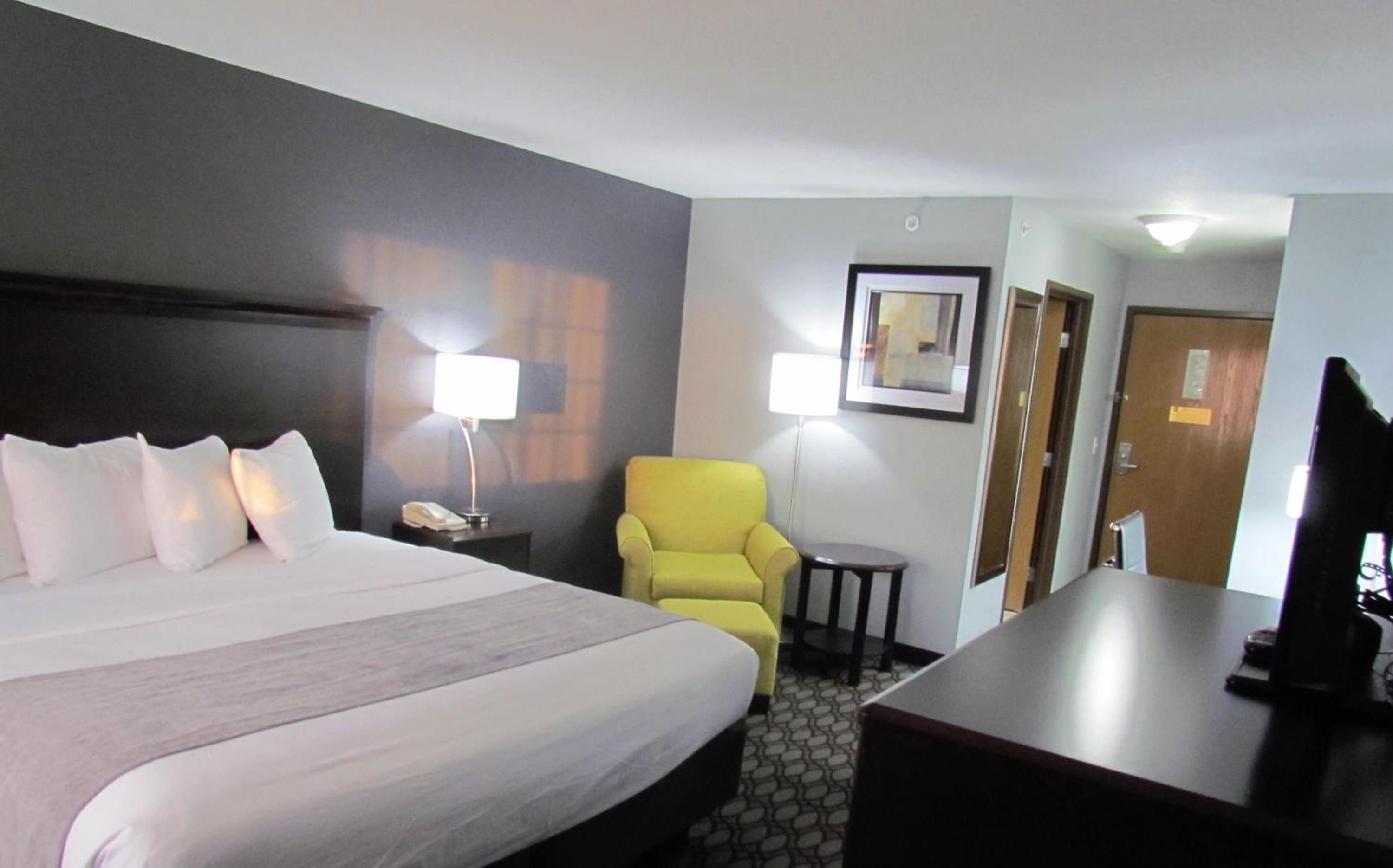 King Room - Non-Smoking/Pet Friendly photo 2