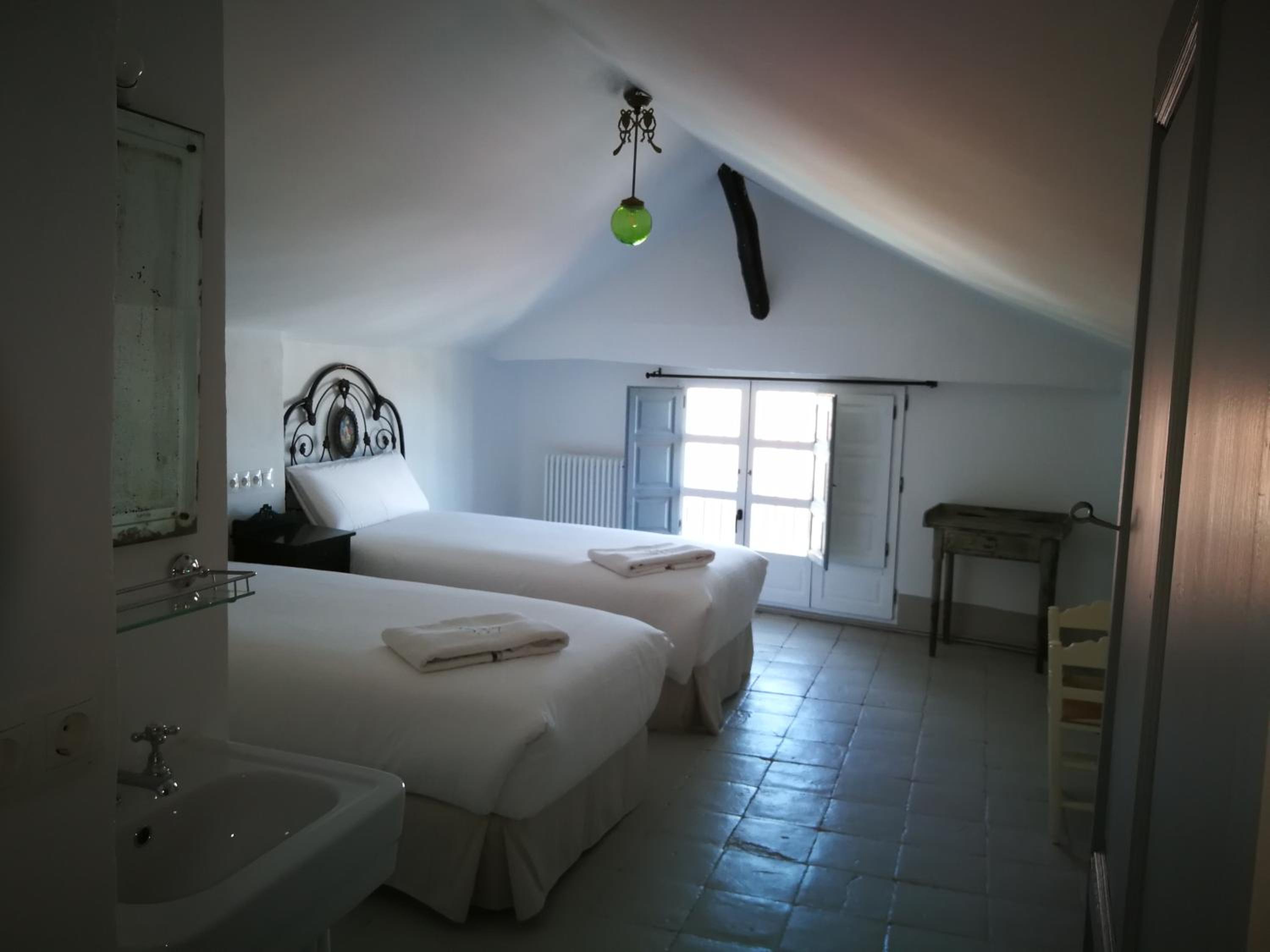 Twin Room with Private Bathroom photo 3