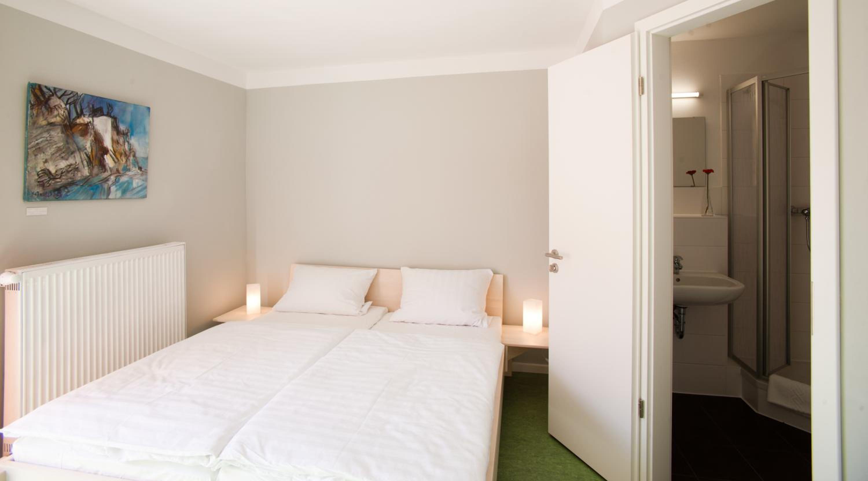 Double Room with Private Bathroom - Photo 6