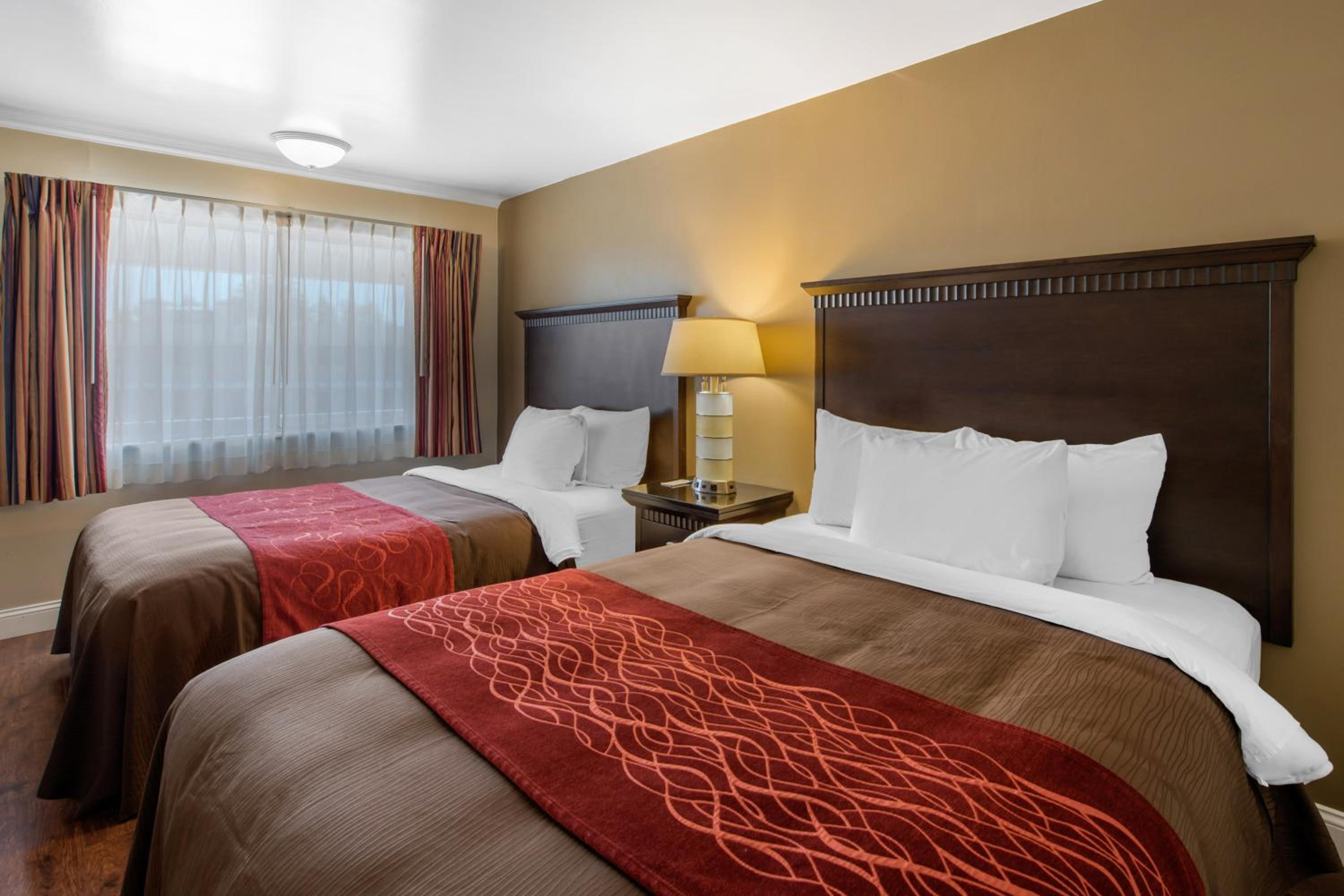 Queen Room With Two Queen Beds - Non-Smoking photo 2