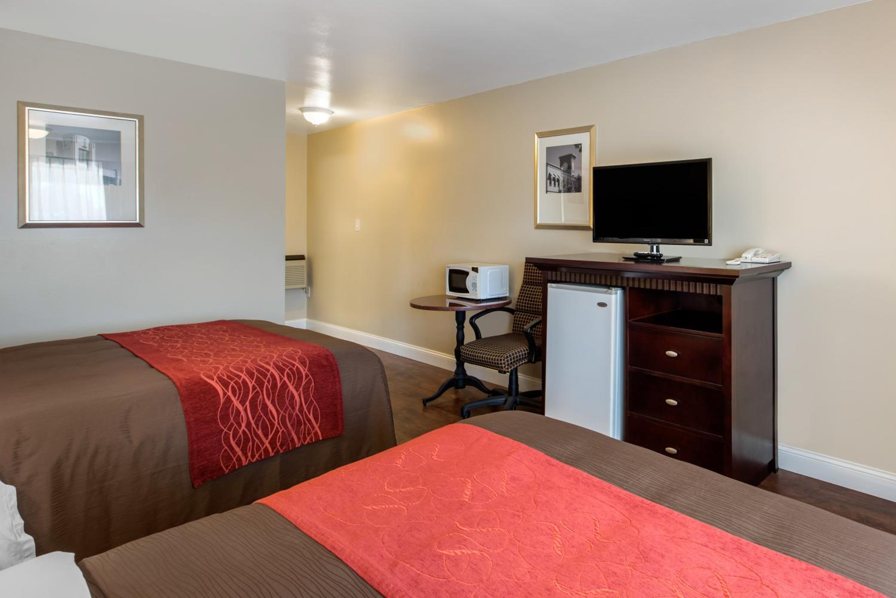 Double Room With Two Double Beds - Non-Smoking photo 2