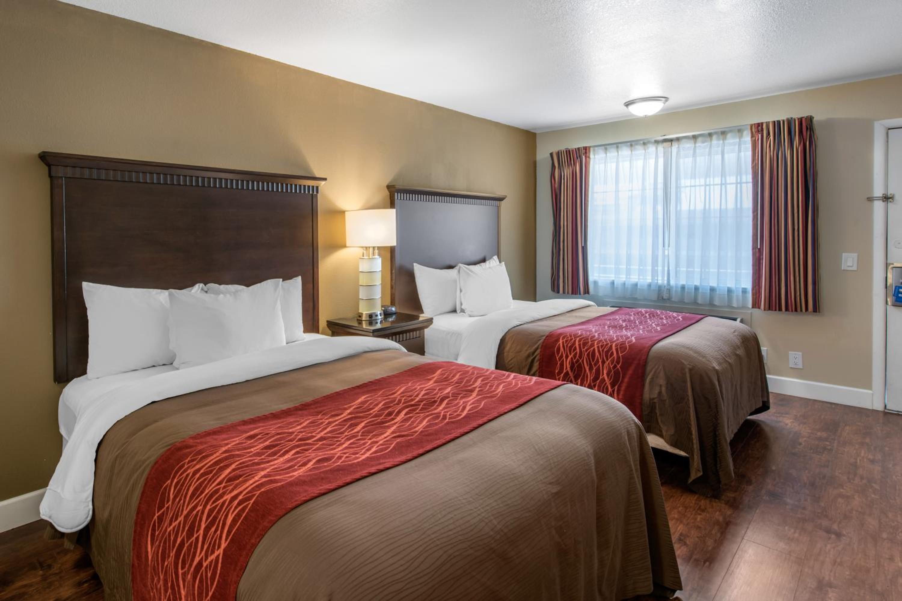 Queen Room With Two Queen Beds - Non-Smoking photo 1