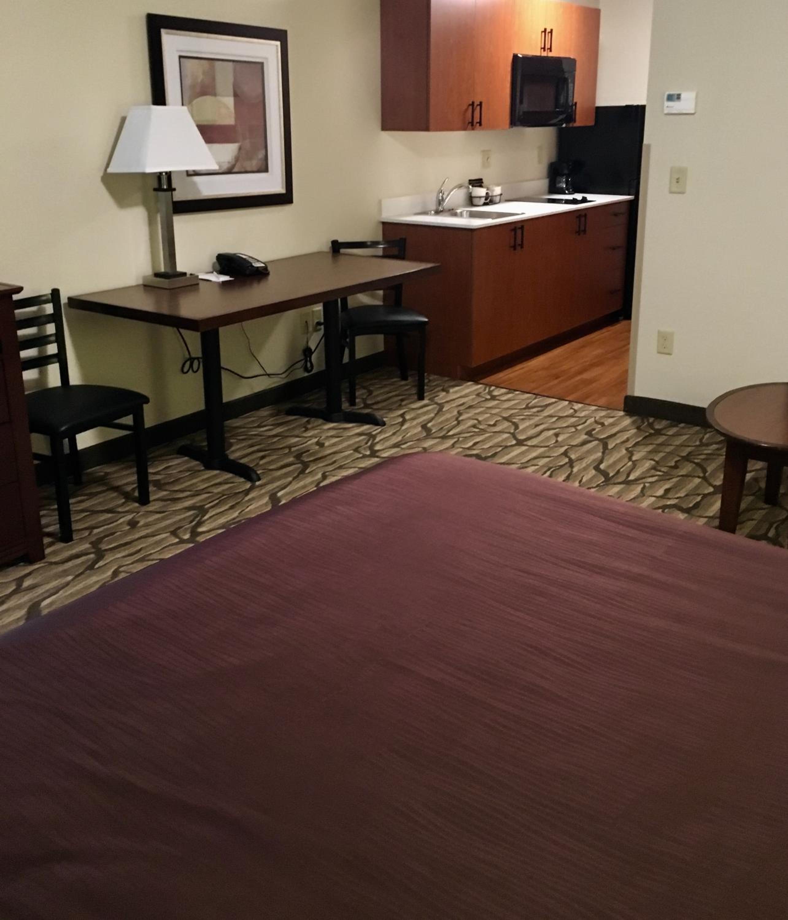 Deluxe Queen Suite