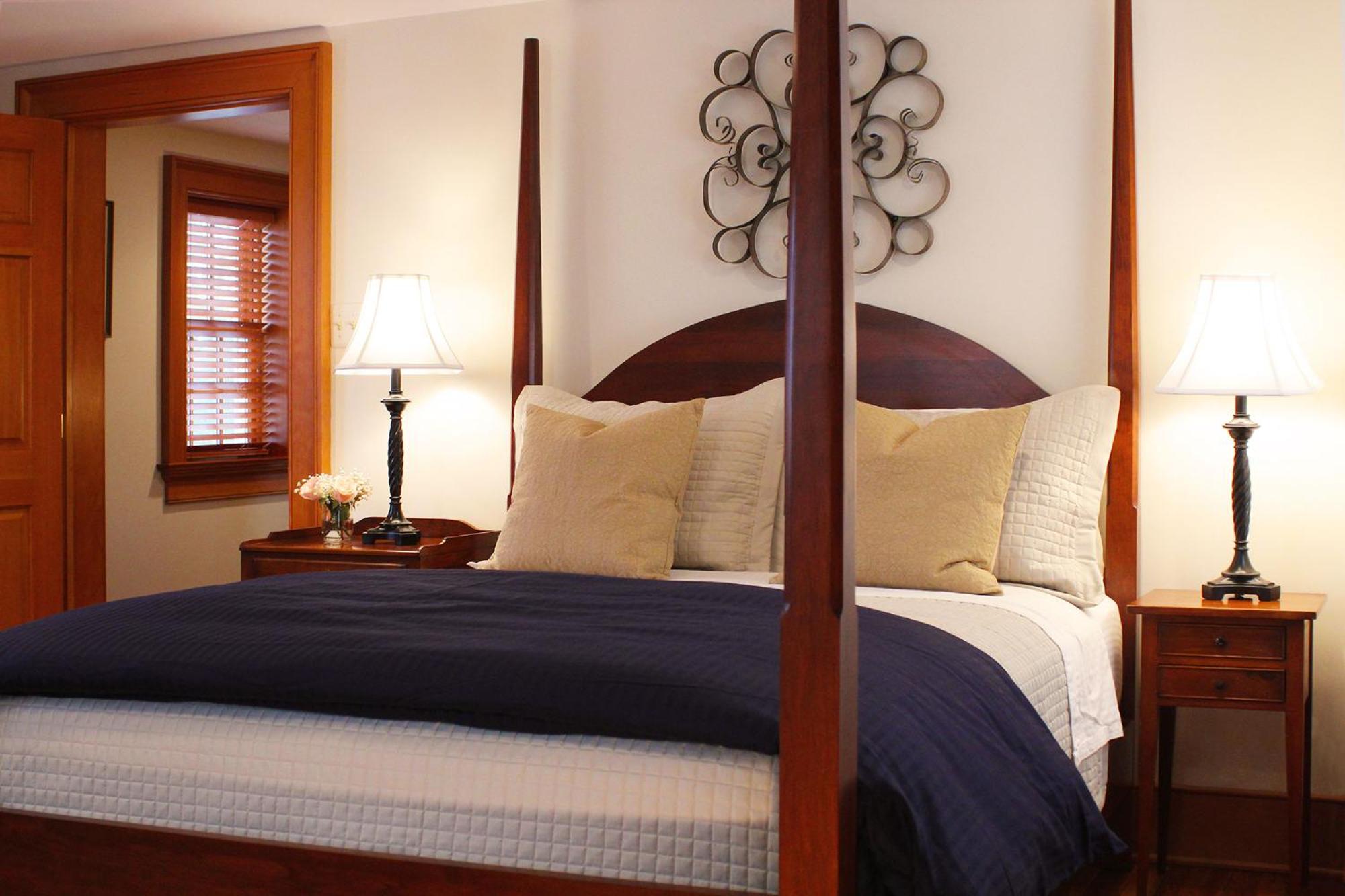 Deluxe Queen Suite photo 3