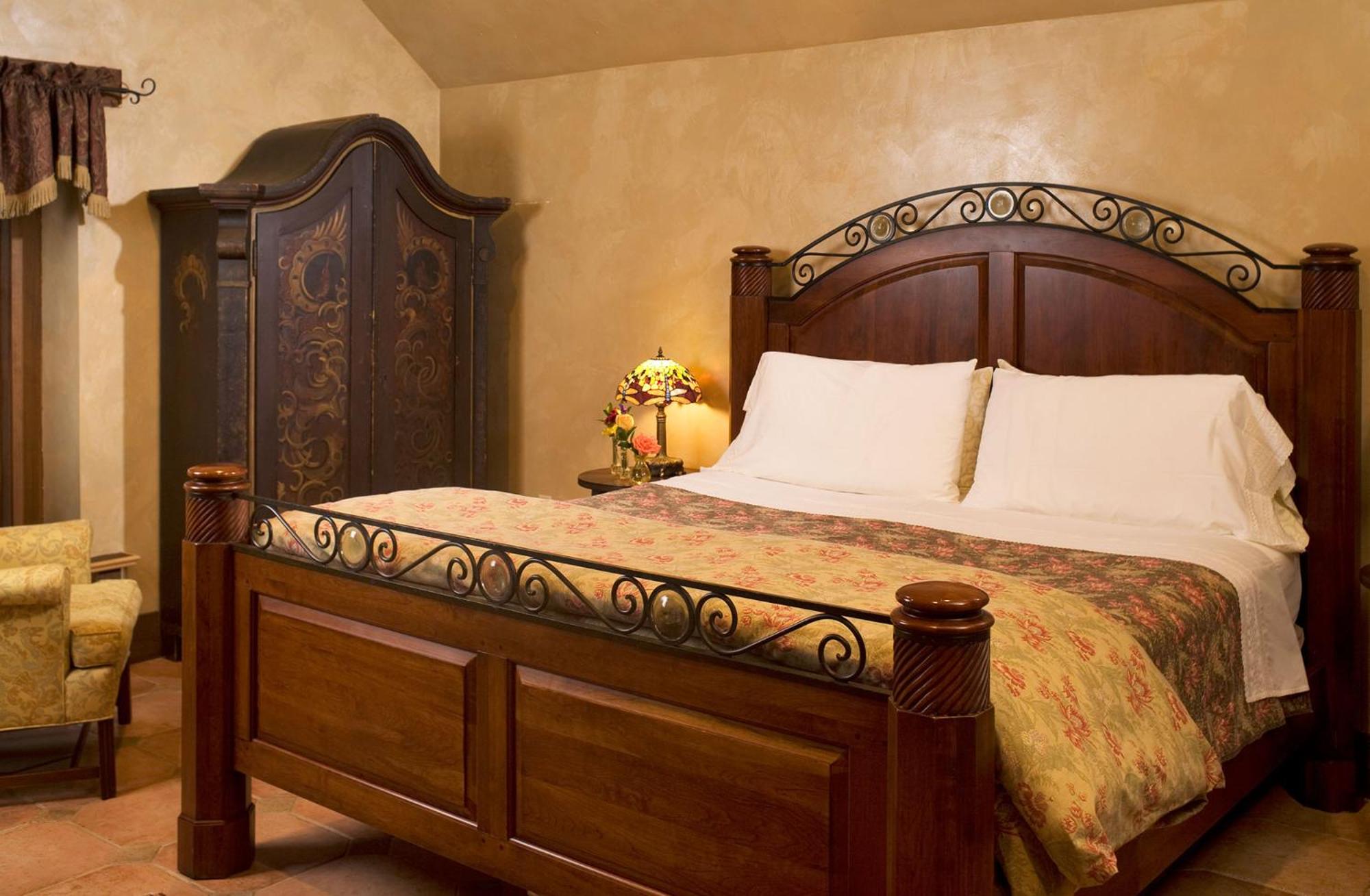 Deluxe Suite with Spa Bath