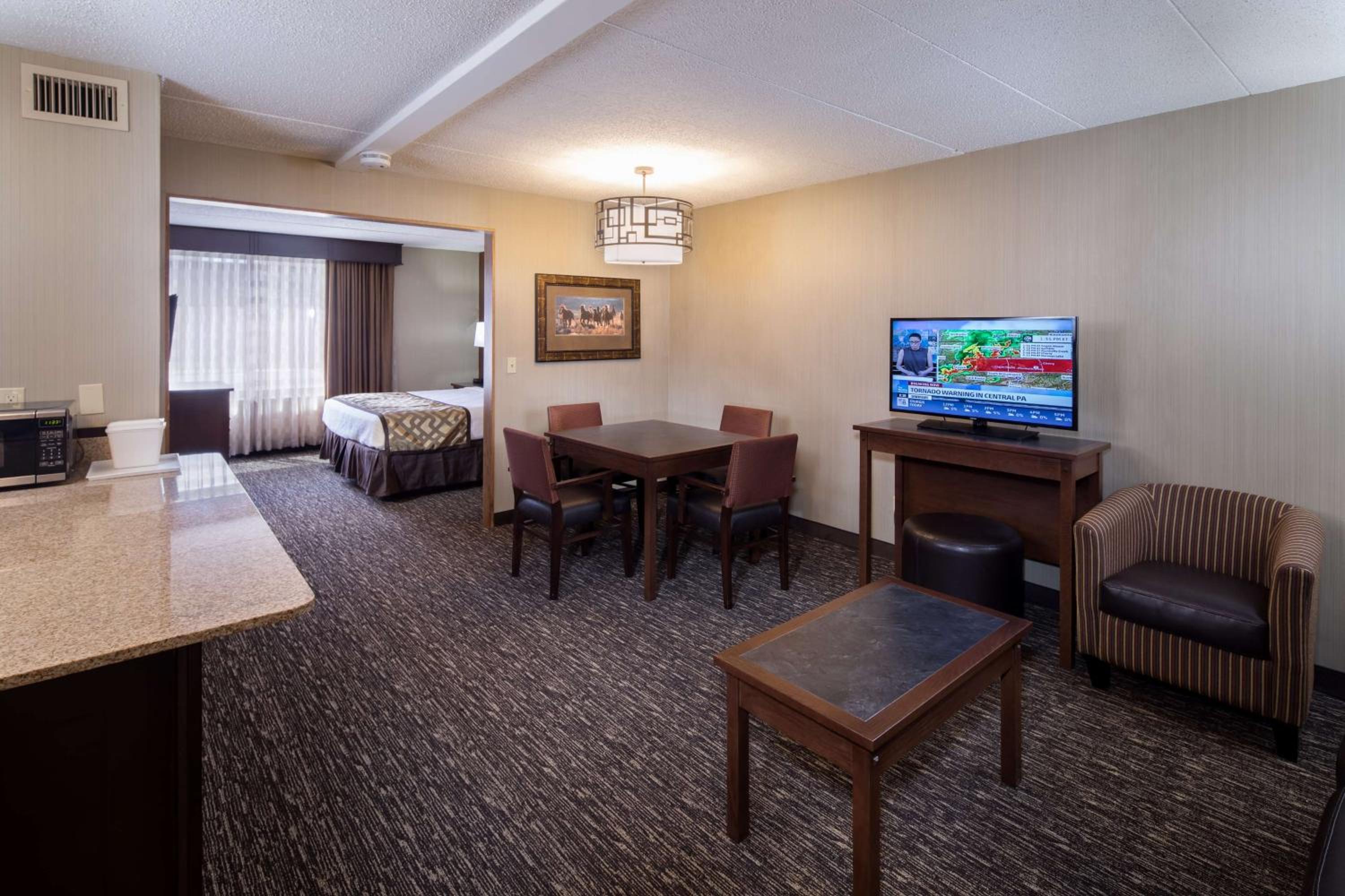 Deluxe King Suite - Non-Smoking photo 3