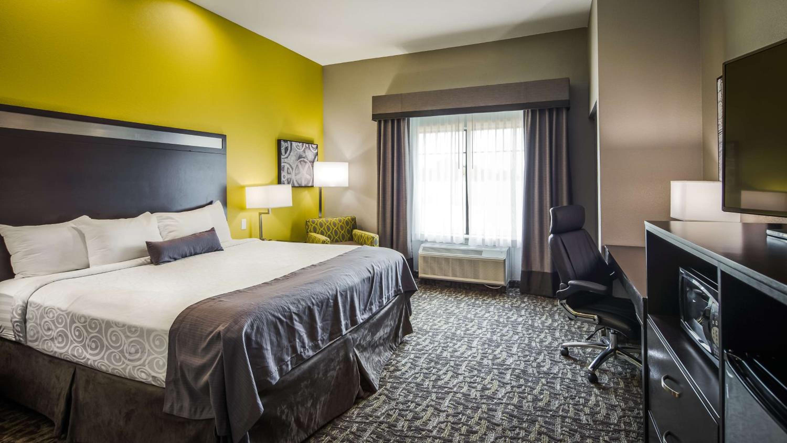 King Room with Roll-in Shower - Disability Access/Non-Smoking photo 1