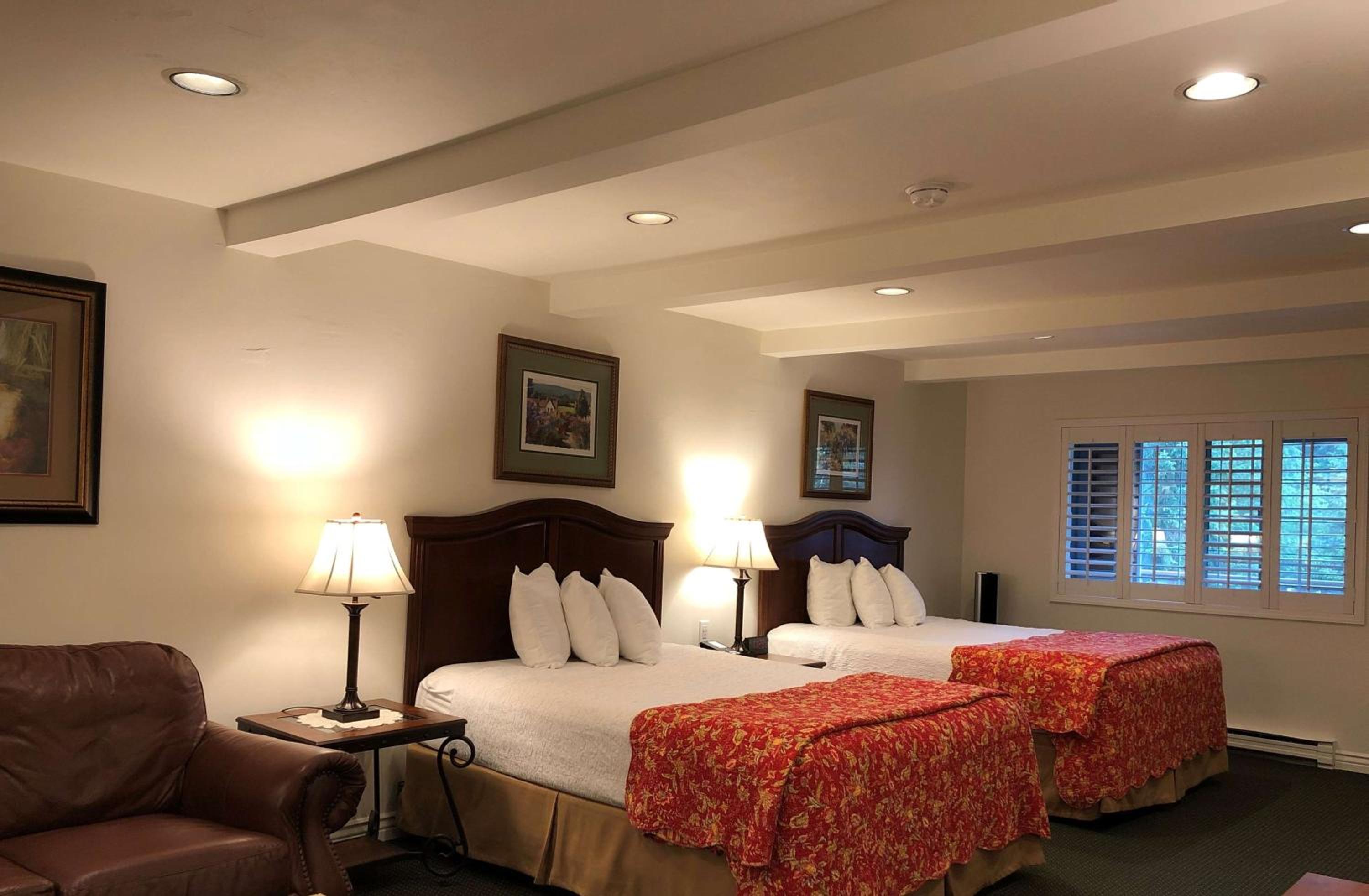 Large Queen Room with Two Queen Beds and Walk-In Shower - Non-Smoking photo 2